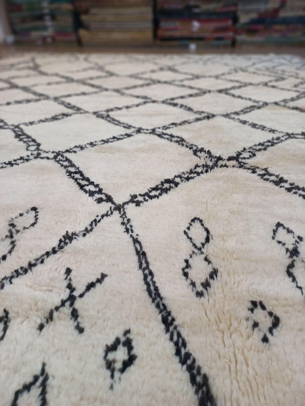 Zeitgenössischer marokkanischer Berberteppich „Tulu“ aus Wolle, 10x14 m. Kundenspezifische Optionen verfügbar im Angebot 1