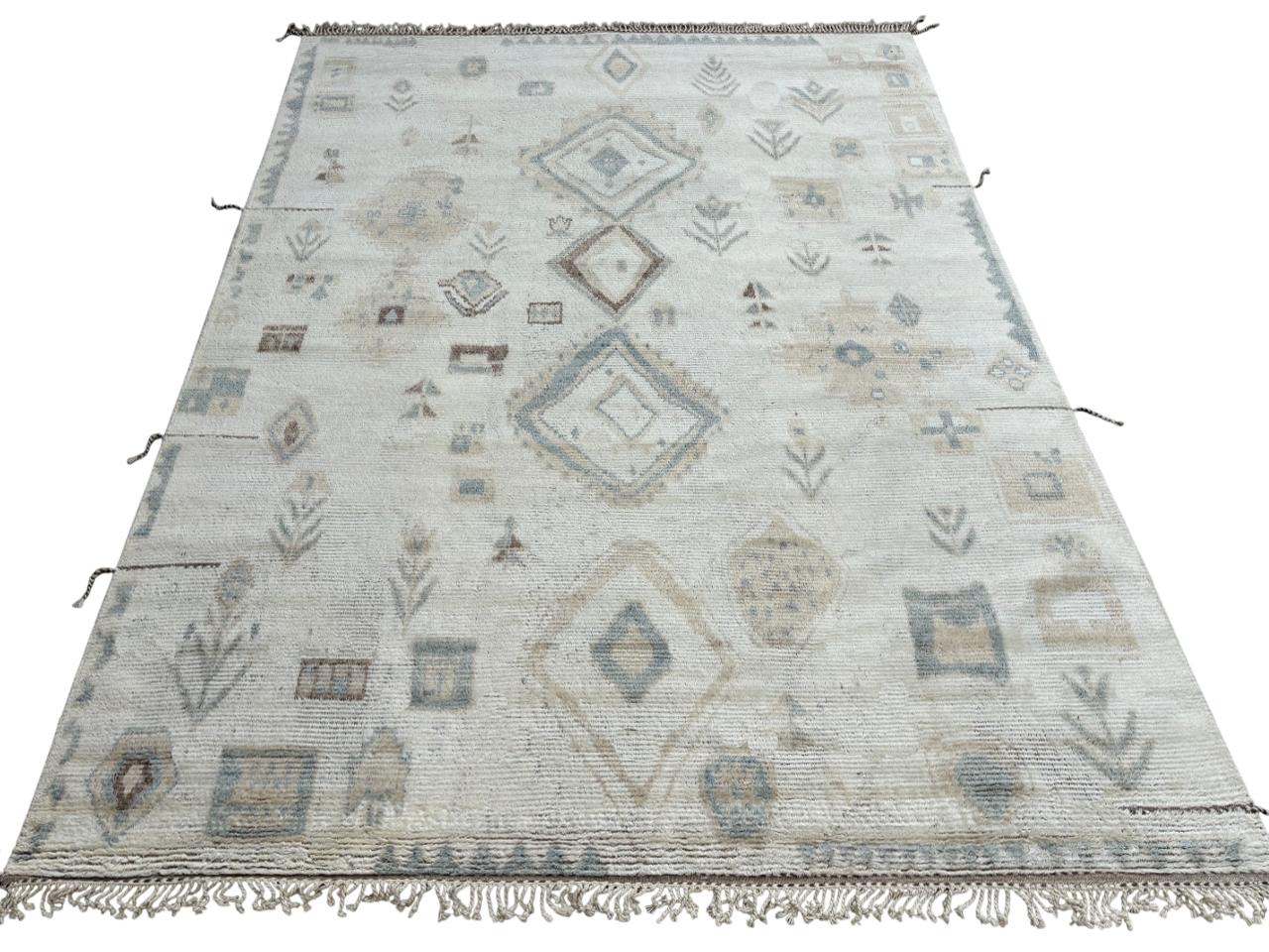 Élevez votre espace de vie avec le charme exquis de ce nouveau tapis moderne noué à la main en berbère marocain beni ourain, fabriqué avec précision et soin à partir de 100 % de laine. Combinant l'attrait du design marocain avec des sensibilités