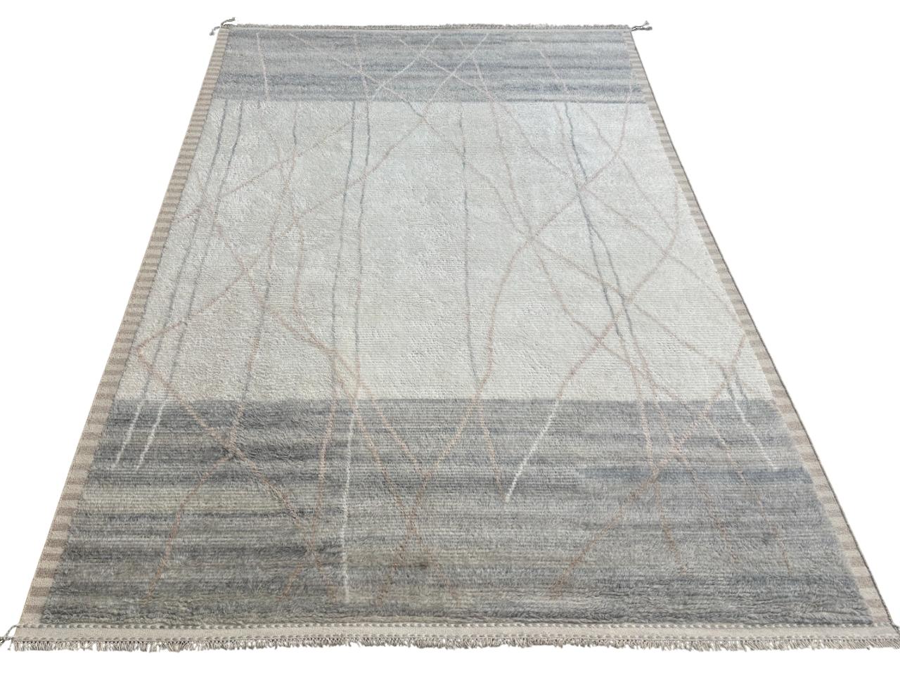 Eleva tu espacio vital con el exquisito encanto de esta nueva y moderna alfombra bereber marroquí beni ourain anudada a mano, elaborada con precisión y cuidado a partir de 100% lana. Combinando el encanto del diseño marroquí con la sensibilidad