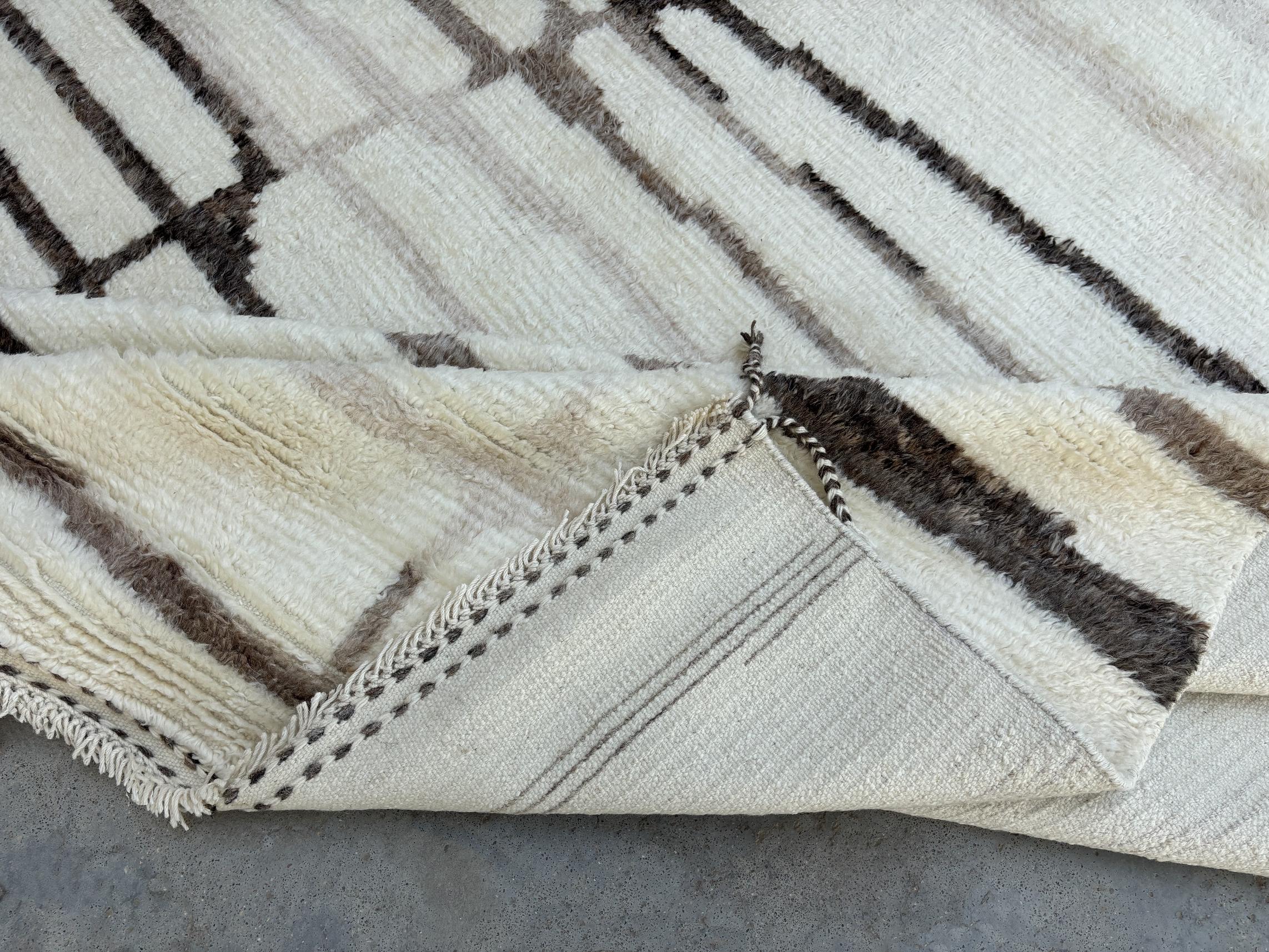 Alfombra moderna marroquí de estilo bereber de 10x14 pies. Opciones personalizadas disponibles. 100% Lana en Nuevo estado para la venta en Spring Valley, NY