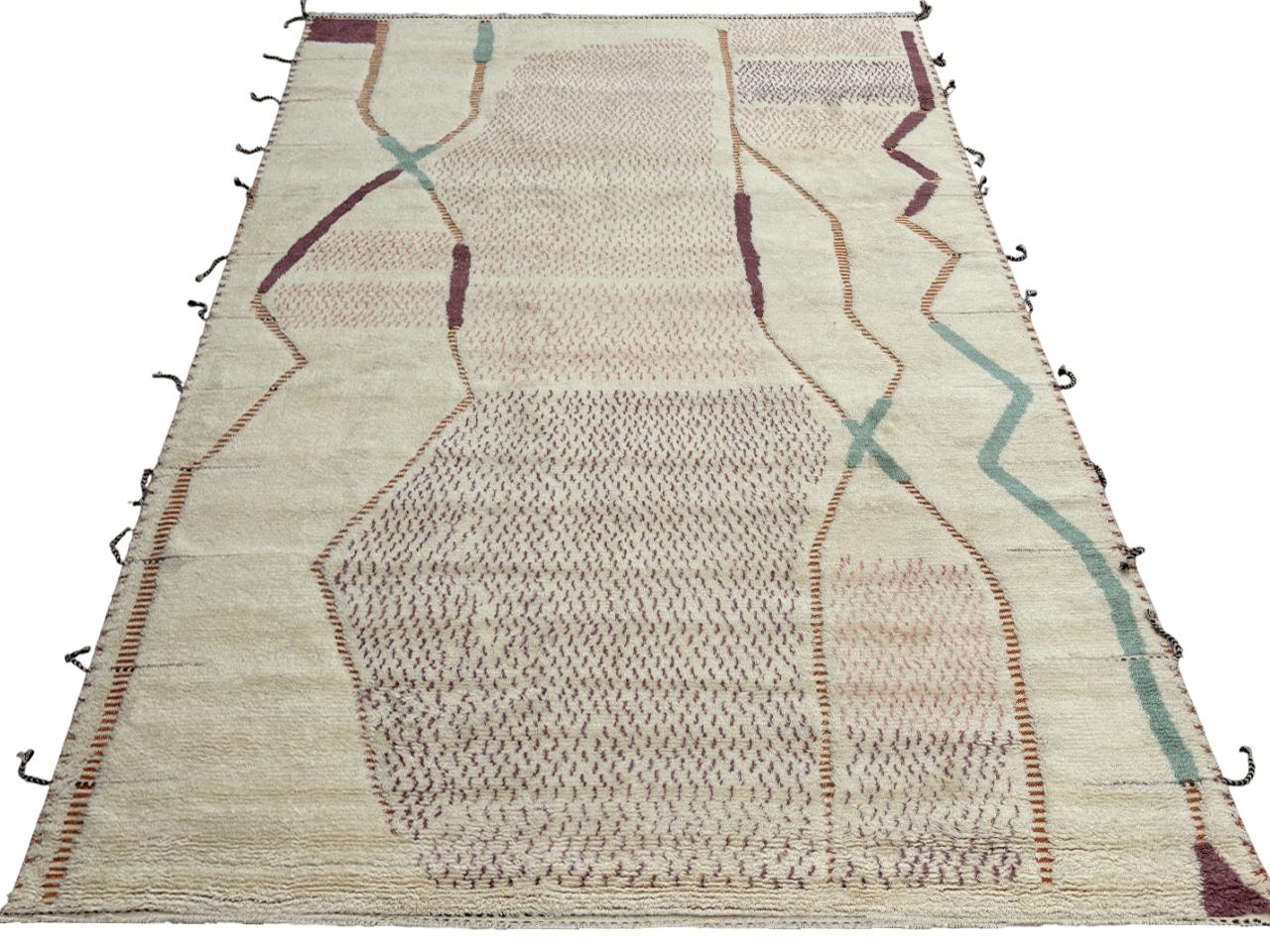 Eleva tu espacio vital con el exquisito encanto de esta nueva y moderna alfombra bereber marroquí beni ourain anudada a mano, elaborada con precisión y cuidado a partir de 100% lana. Combinando el encanto del diseño marroquí con la sensibilidad