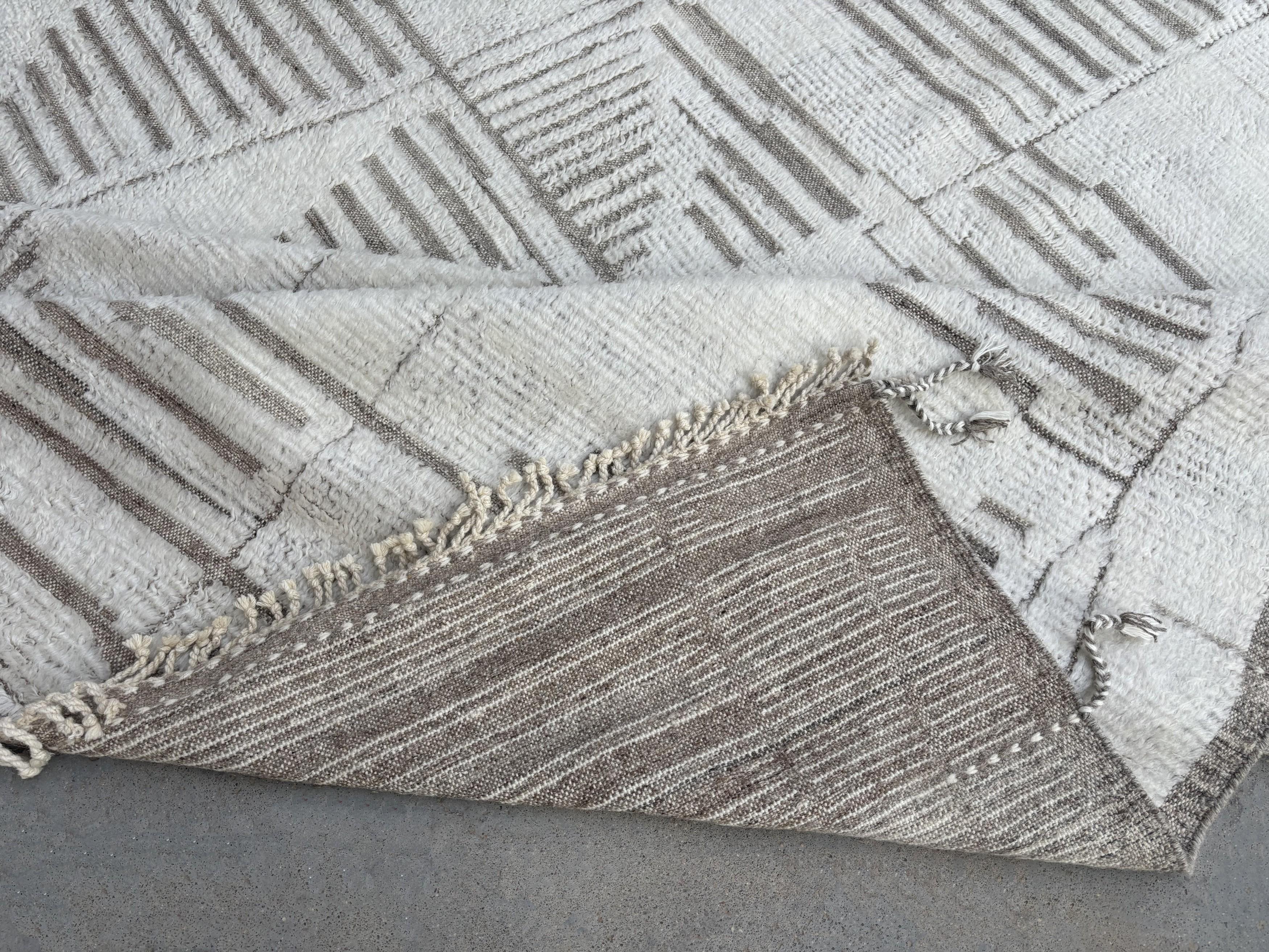 Contemporary 10x14 Ft Modern Moroccan style Handmade Rug, 100% Wool. Custom Options Available For Sale
