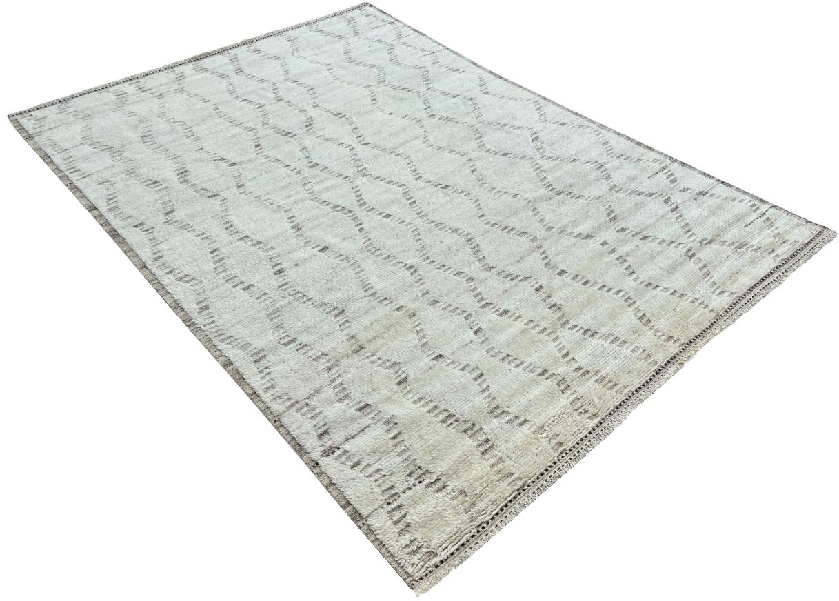 Moderne 10x14 Ft Moroccan style Handmade Rug. All Natural Wool. Custom Options Available en vente