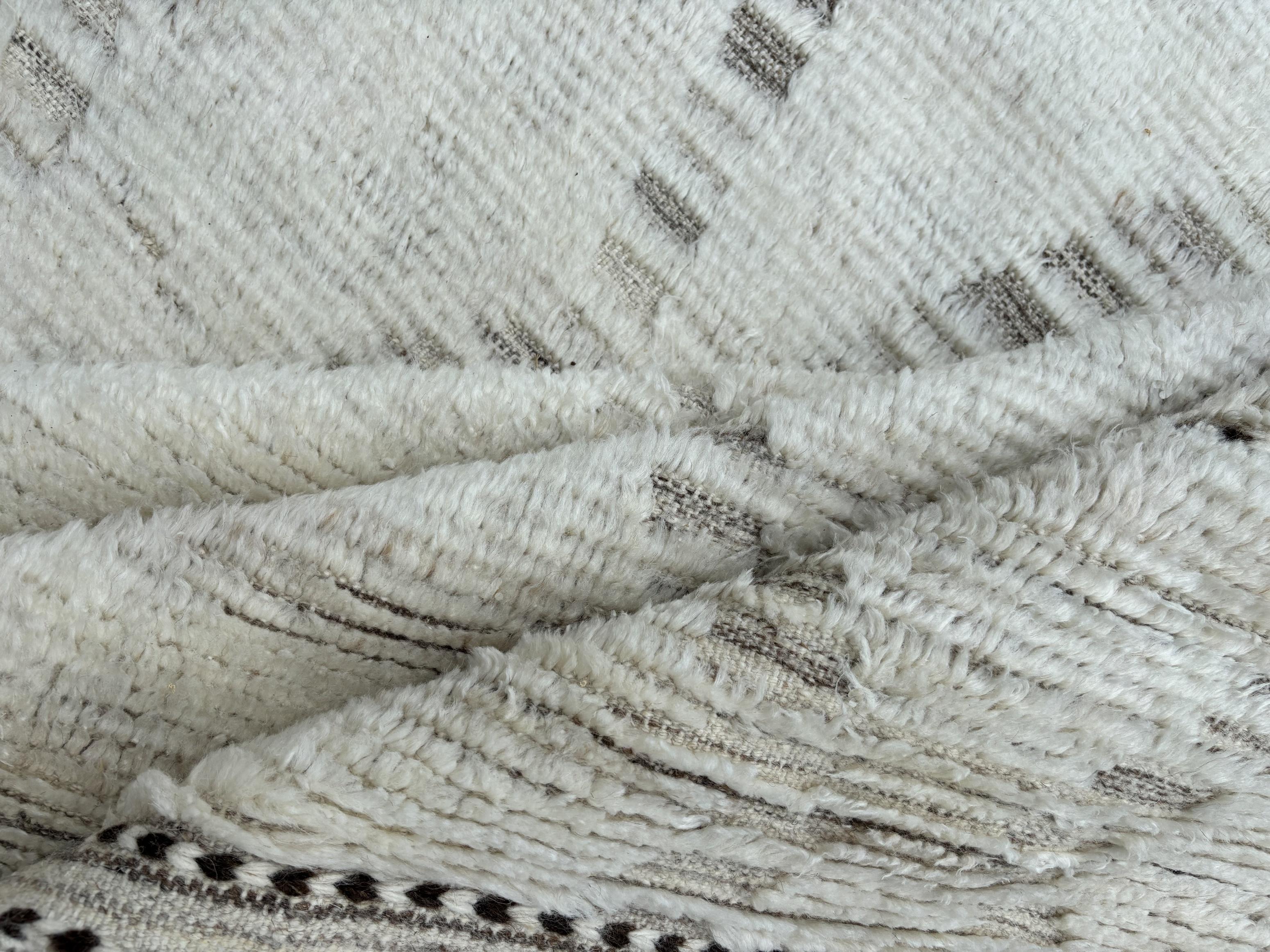 Noué à la main 10x14 Ft Moroccan style Handmade Rug. All Natural Wool. Custom Options Available en vente