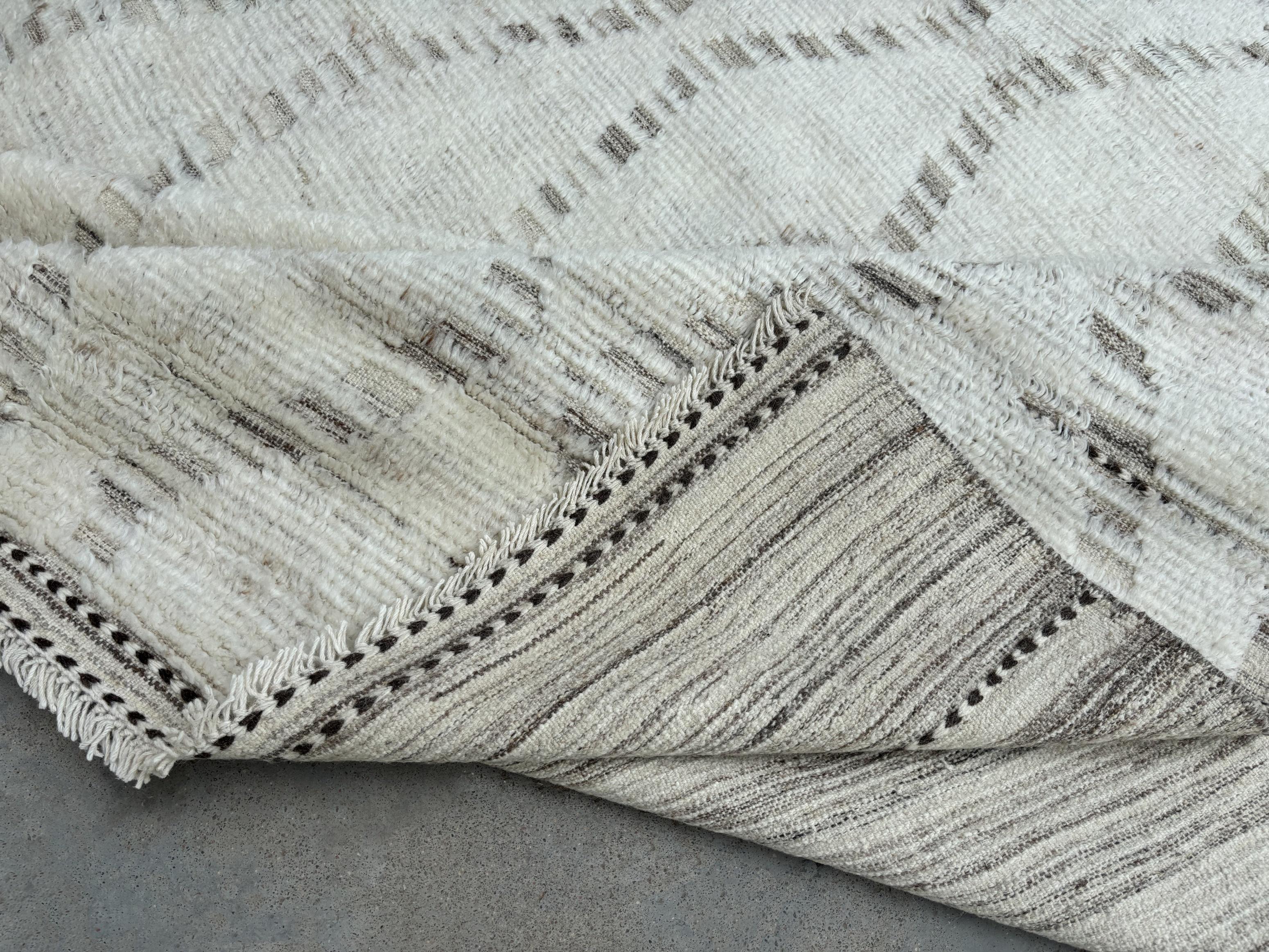 10x14 Ft Moroccan style Handmade Rug. All Natural Wool. Custom Options Available Neuf - En vente à Spring Valley, NY