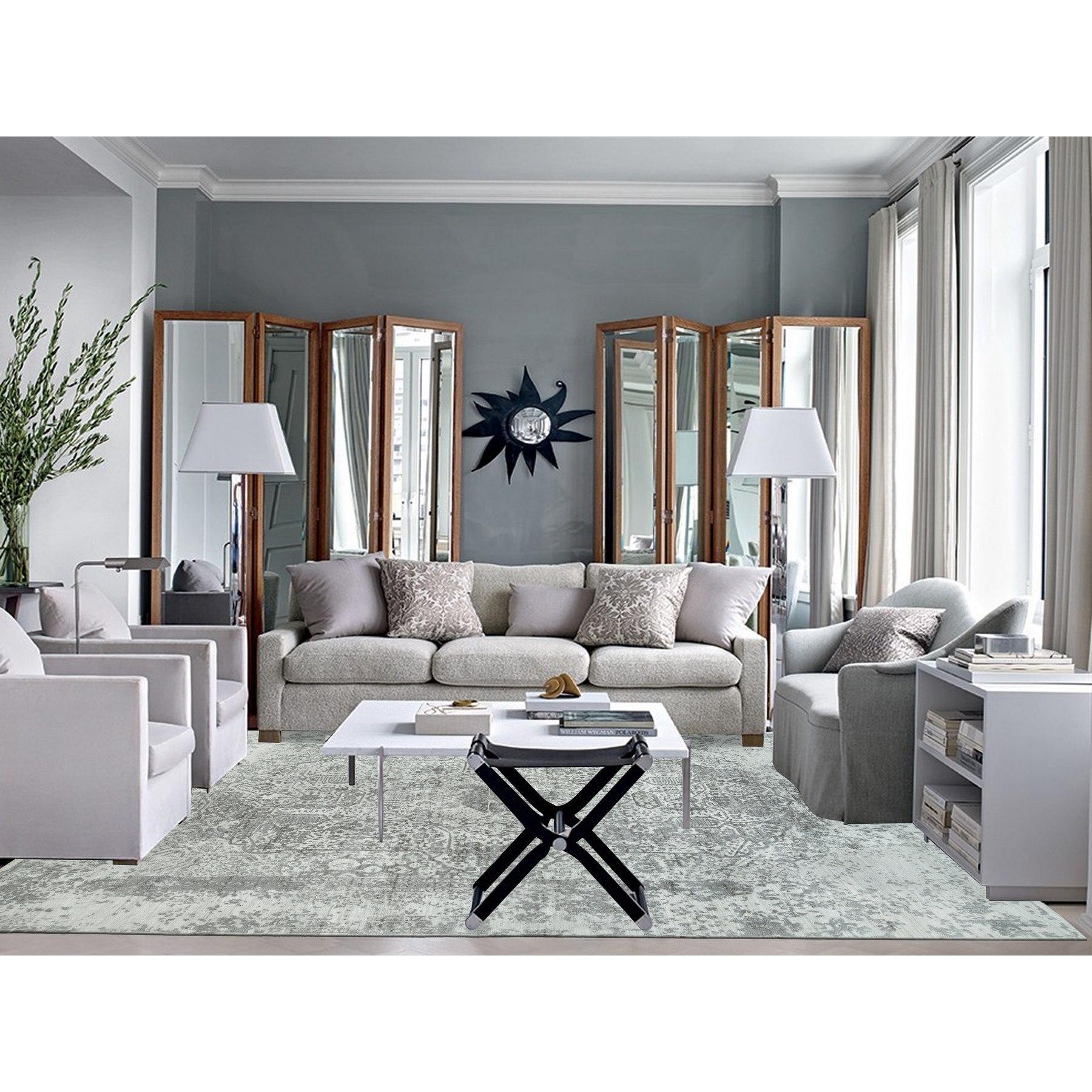 Si tratta di un autentico tappeto orientale grigio, dal design persiano spezzato, annodato a mano in lana e pura seta, unico nel suo genere. È stato annodato per mesi e mesi con tecniche di tessitura secolari da esperti artigiani.
Materiali primari:
