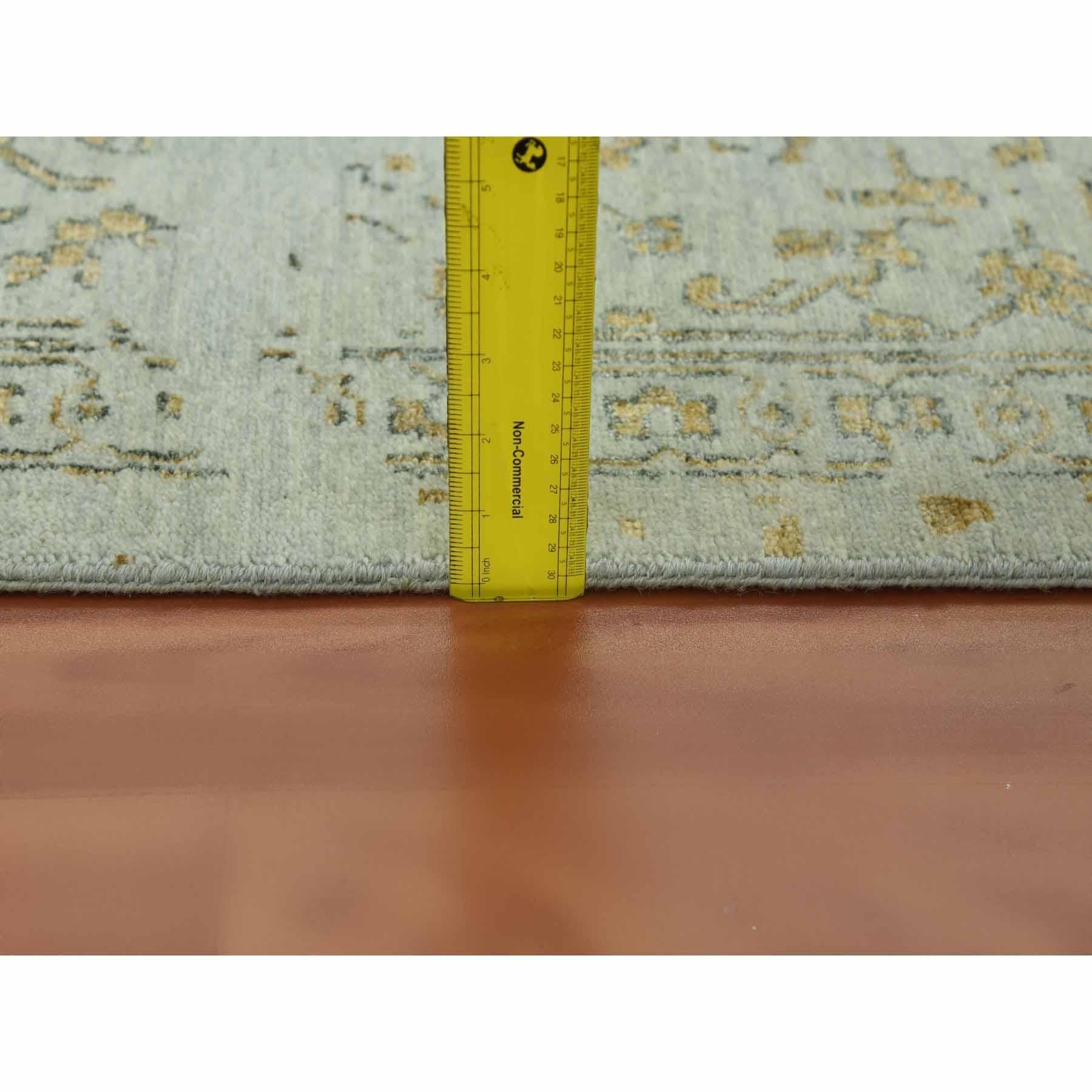 10'x14' Grauer handgeknüpfter gebrochener persischer gelöschter Heriz Design Woll- und Seidenteppich im Angebot 4