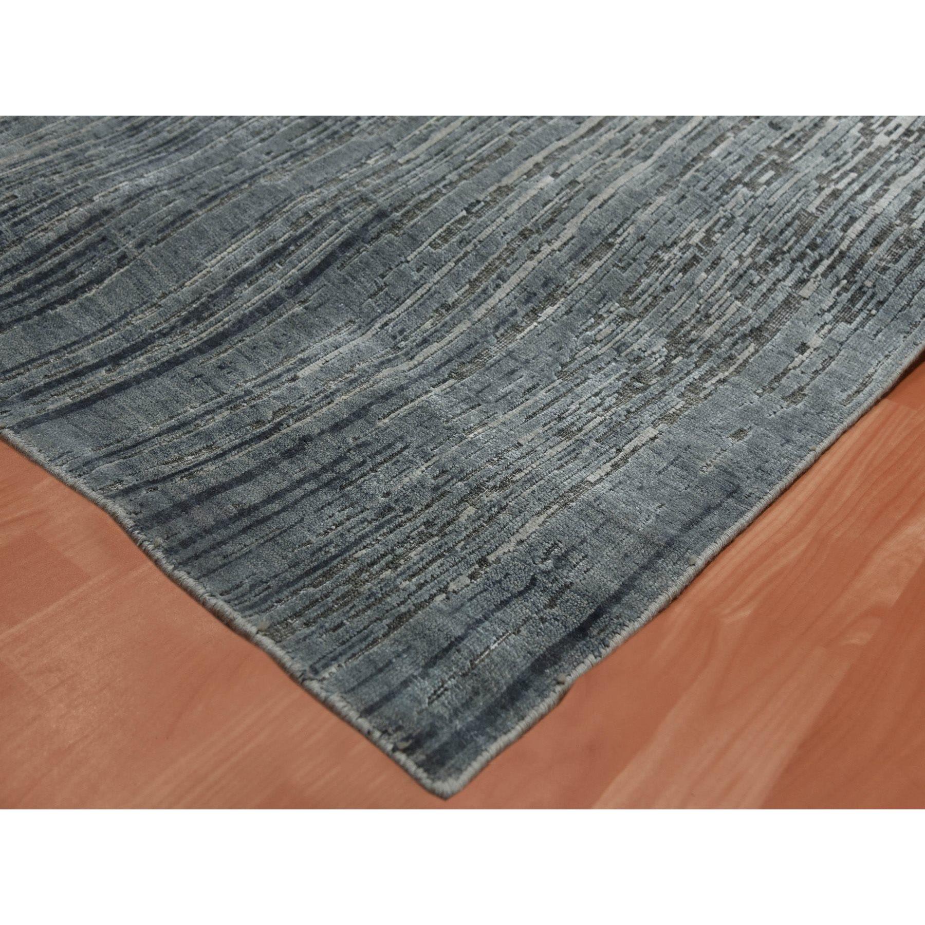 XXI secolo e contemporaneo Tappeto orientale 10'x14' grigio a disegno verticale Ombre in pura seta e lana annodata a mano in vendita