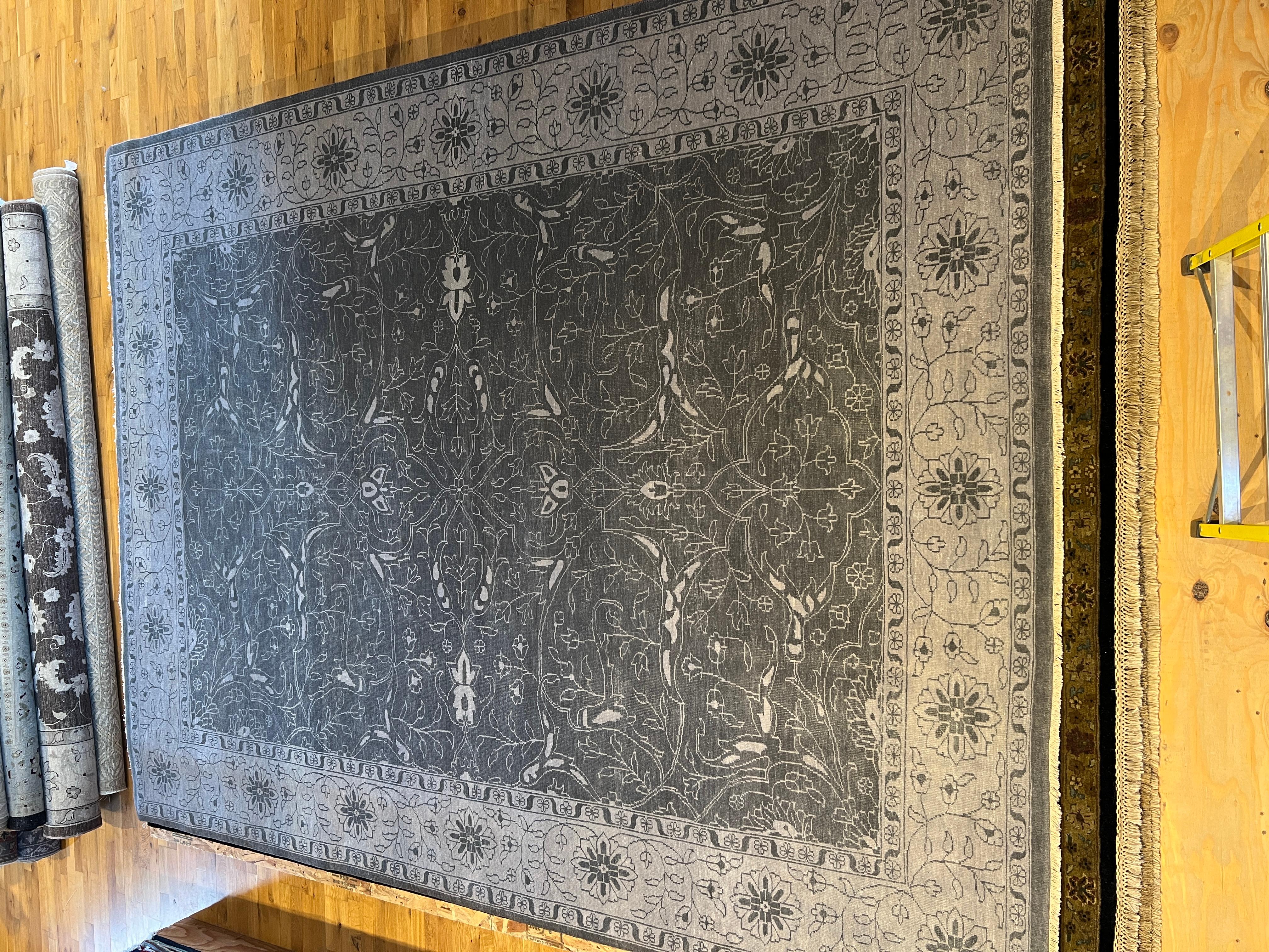 10'x14' Grauer Teppich mit Blumendesign im Angebot 4