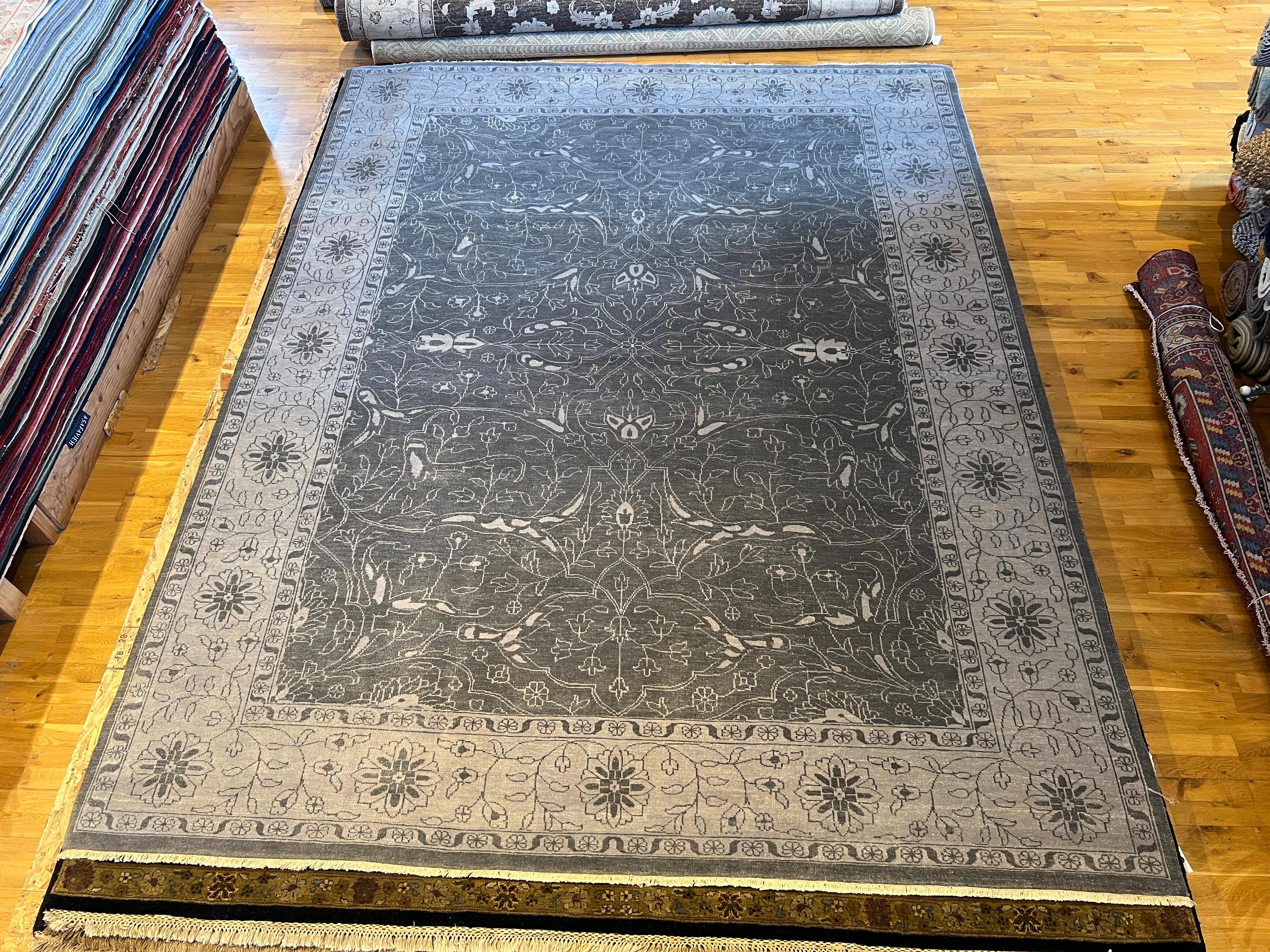Verschönern Sie Ihren Raum mit unserem 10'x14' Teppich im persischen Design in Grau-Elfenbein, der in Indien handgeknüpft wurde. Mit seinem großartigen Übergangsdesign bringt dieser Teppich Stil und luxuriösen Komfort in jeden Raum. Sie besteht aus