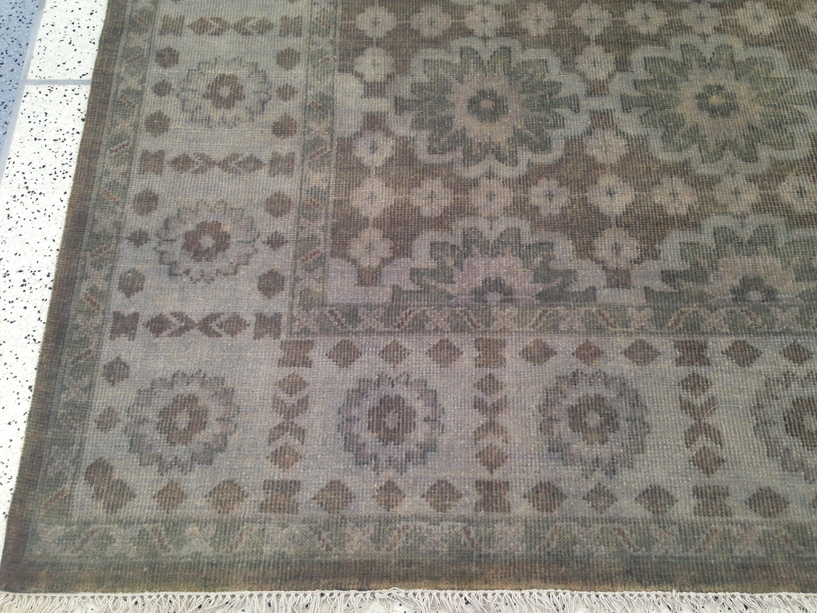 Eleva tu espacio con nuestra alfombra de diseño persa gris marfil de 10'x14', toda de lana anudada a mano y fabricada en la India. Con un magnífico diseño de transición, esta alfombra añade estilo y lujoso confort a cualquier habitación. Fabricado