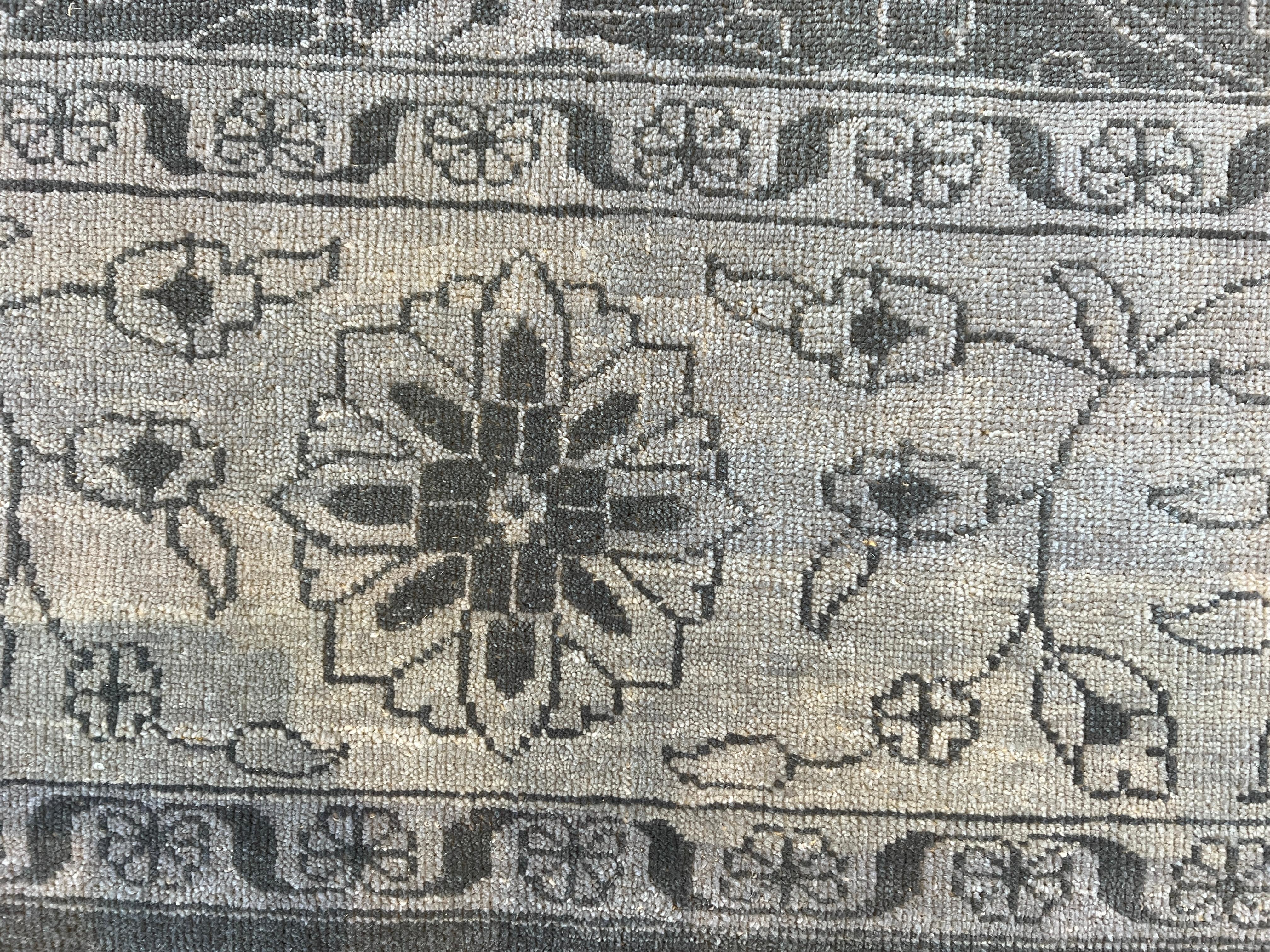 10'x14' Grauer Teppich mit Blumendesign (21. Jahrhundert und zeitgenössisch) im Angebot