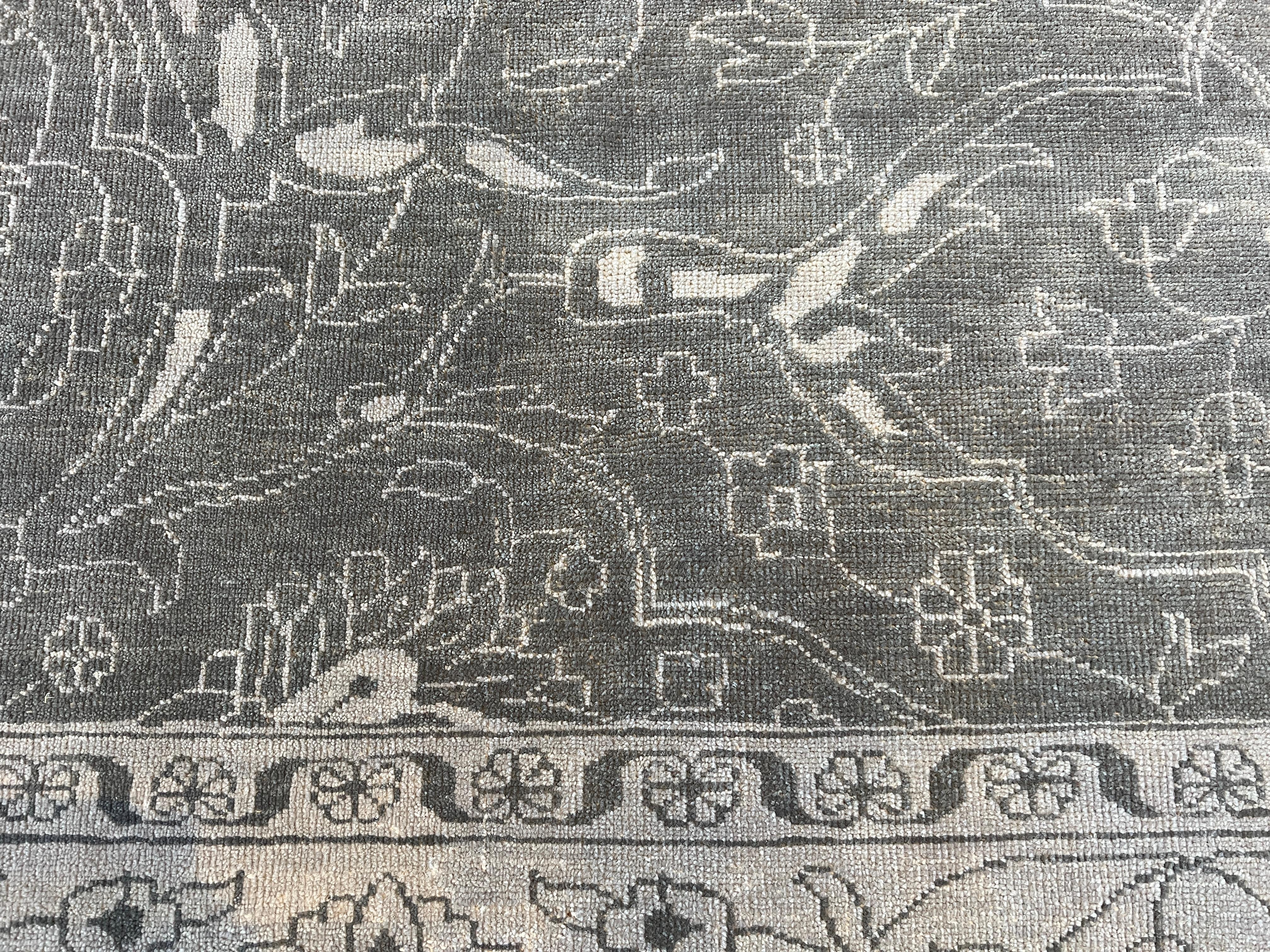 10'x14' Grauer Teppich mit Blumendesign (Wolle) im Angebot