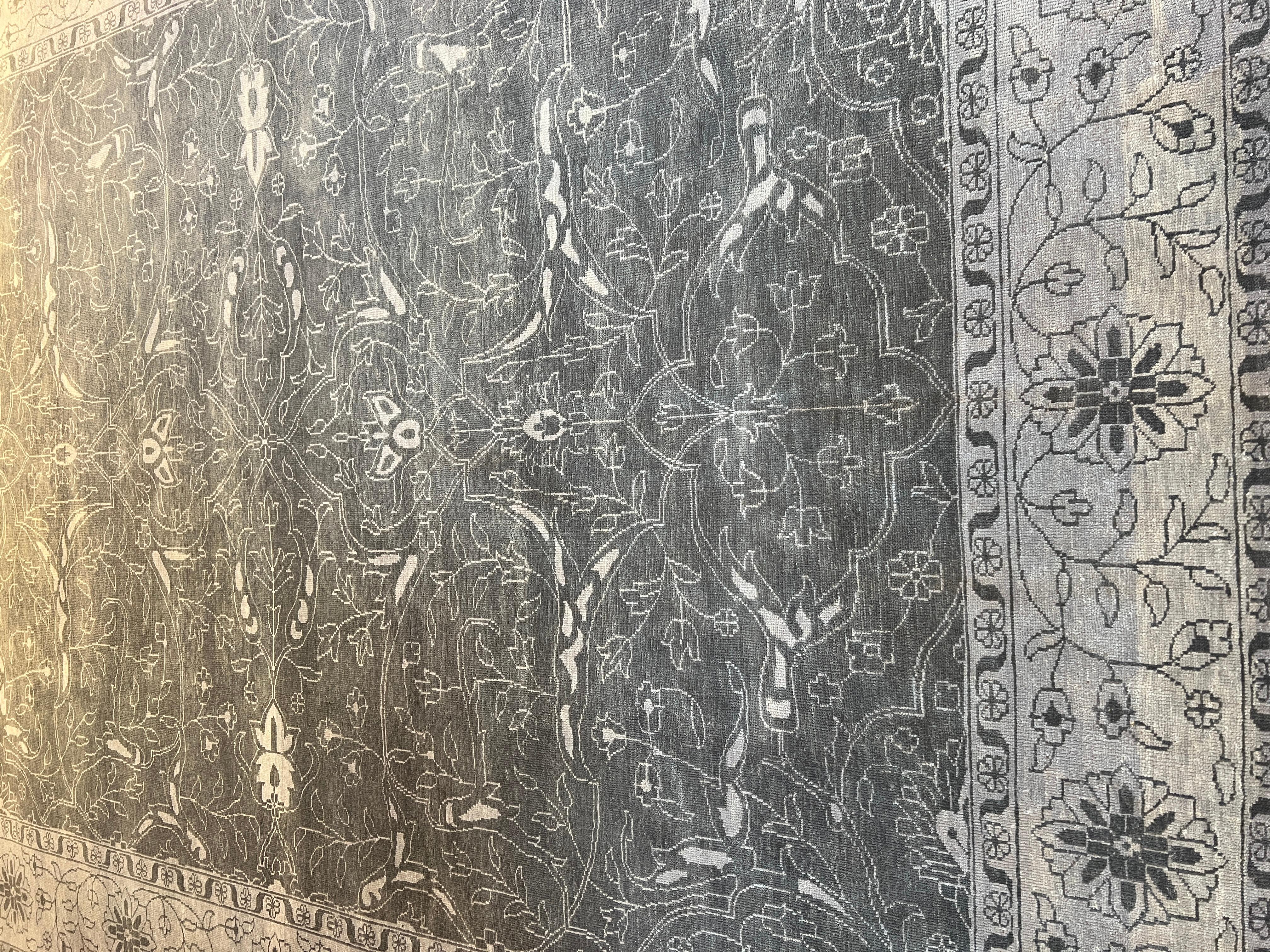 10'x14' Grauer Teppich mit Blumendesign im Angebot 1