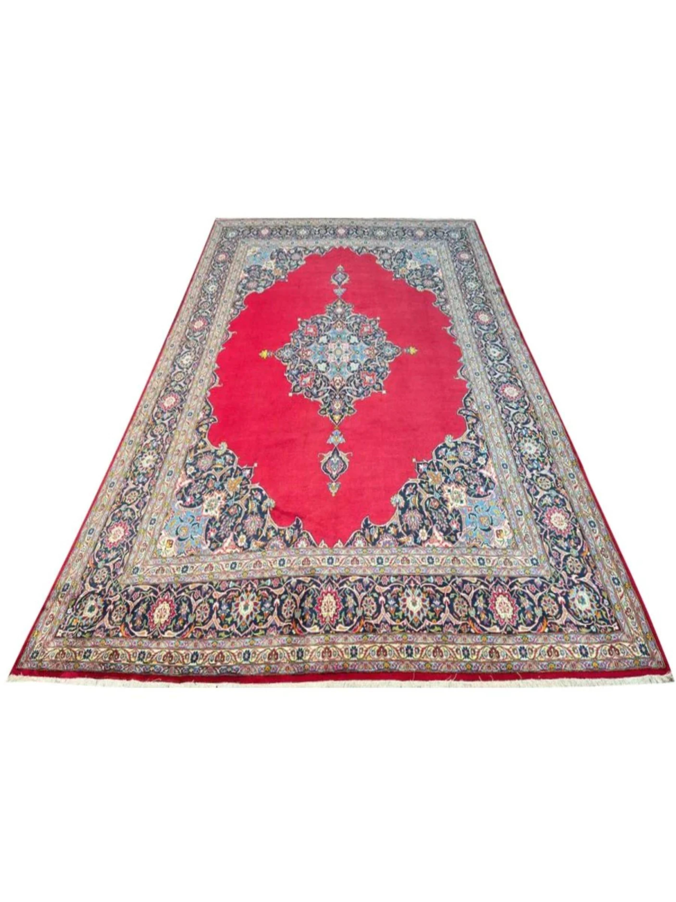 Decora tu gran espacio con esta magnífica alfombra Old Kashan de 10x14, una auténtica celebración de la artesanía y el patrimonio intemporales. Hecha a mano con lana de alta calidad, esta impresionante alfombra muestra el clásico diseño Kashan,