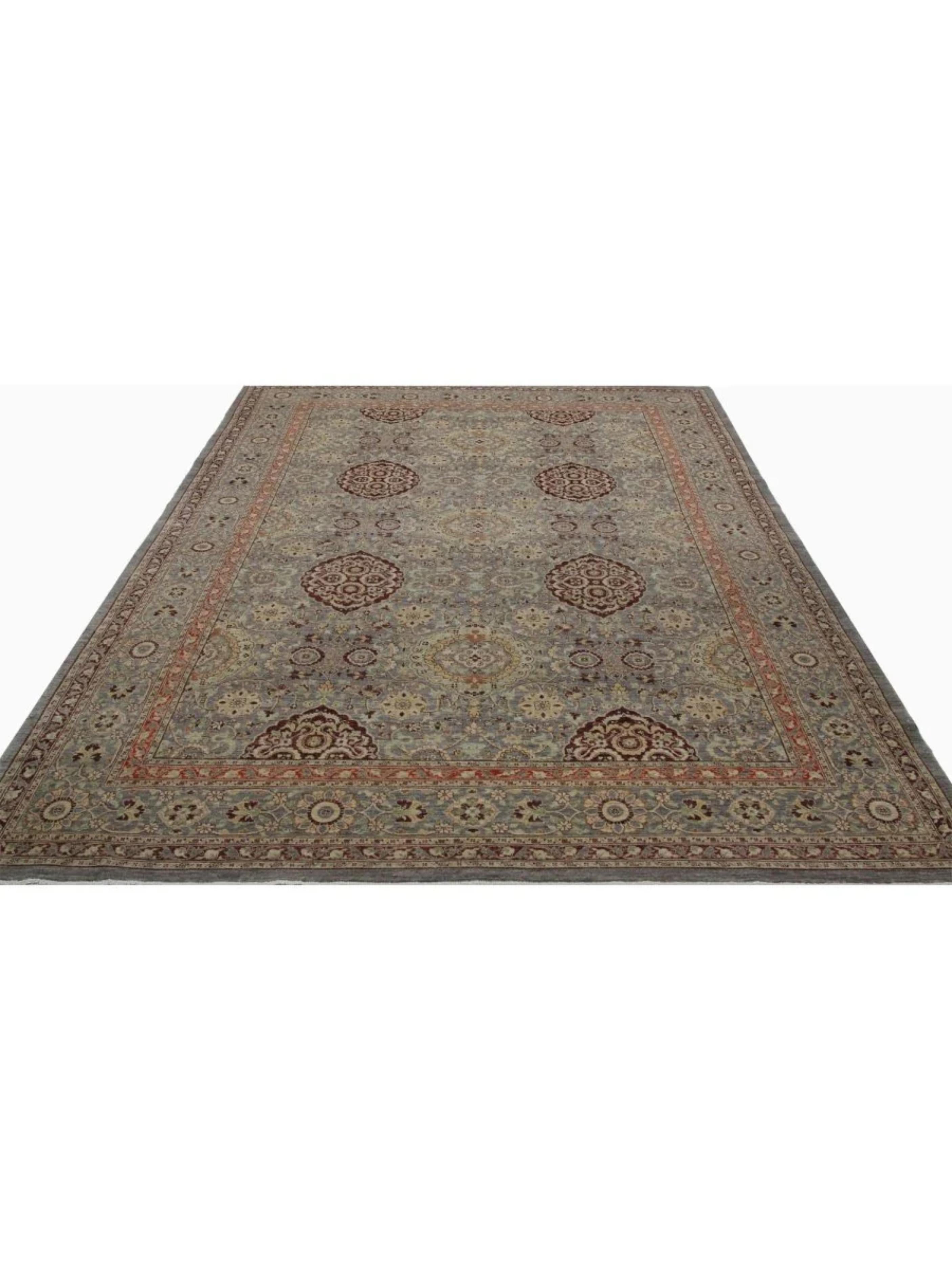 Découvrez le charme captivant du tapis de zone transitionnel pakistanais 10x14, un accent étonnant qui ajoute sans effort un style classique et de la chaleur à votre maison. Noué à la main dans une laine de qualité supérieure, ce tapis traditionnel