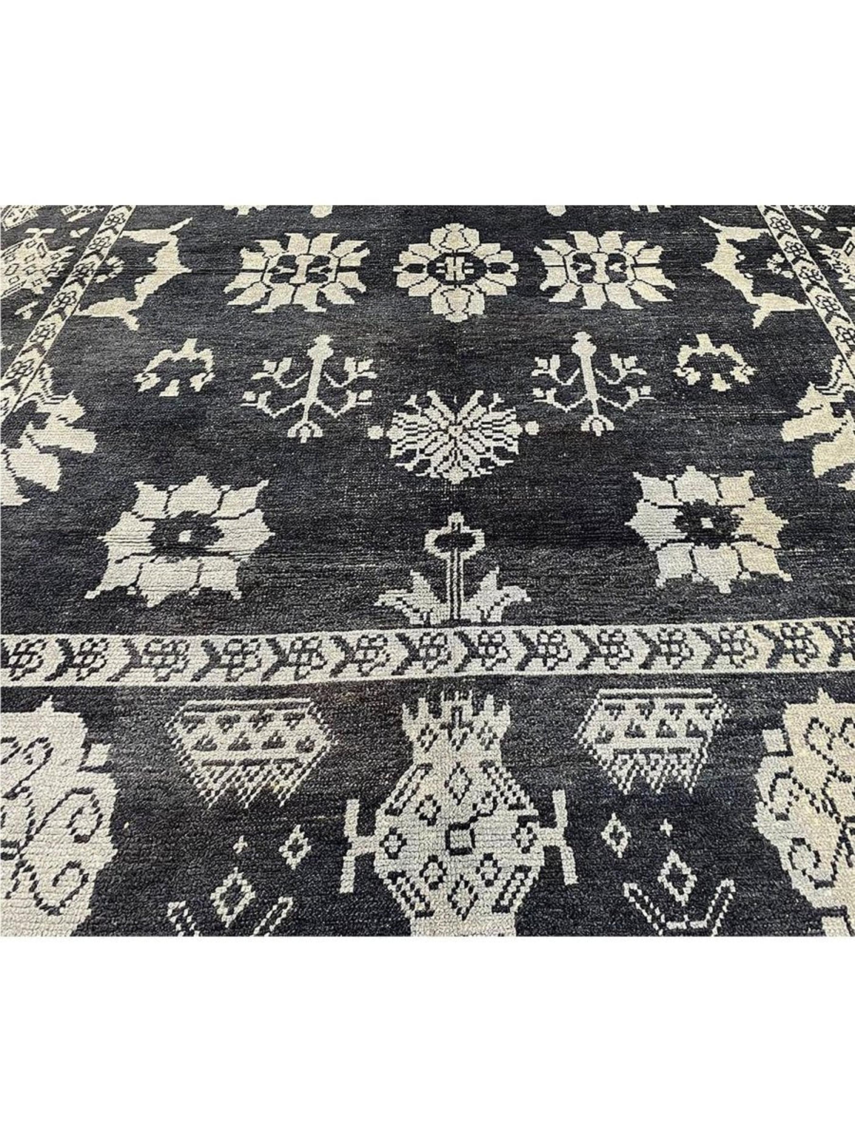 Entdecken Sie den Charme und die Handwerkskunst des türkischen Oushak-Teppichs 10x14, der Tradition und Eleganz in Ihr Zuhause bringt. Dieser Teppich wurde in der Türkei aus hochwertiger Wolle handgeknüpft und weist ein kühnes geometrisches Muster