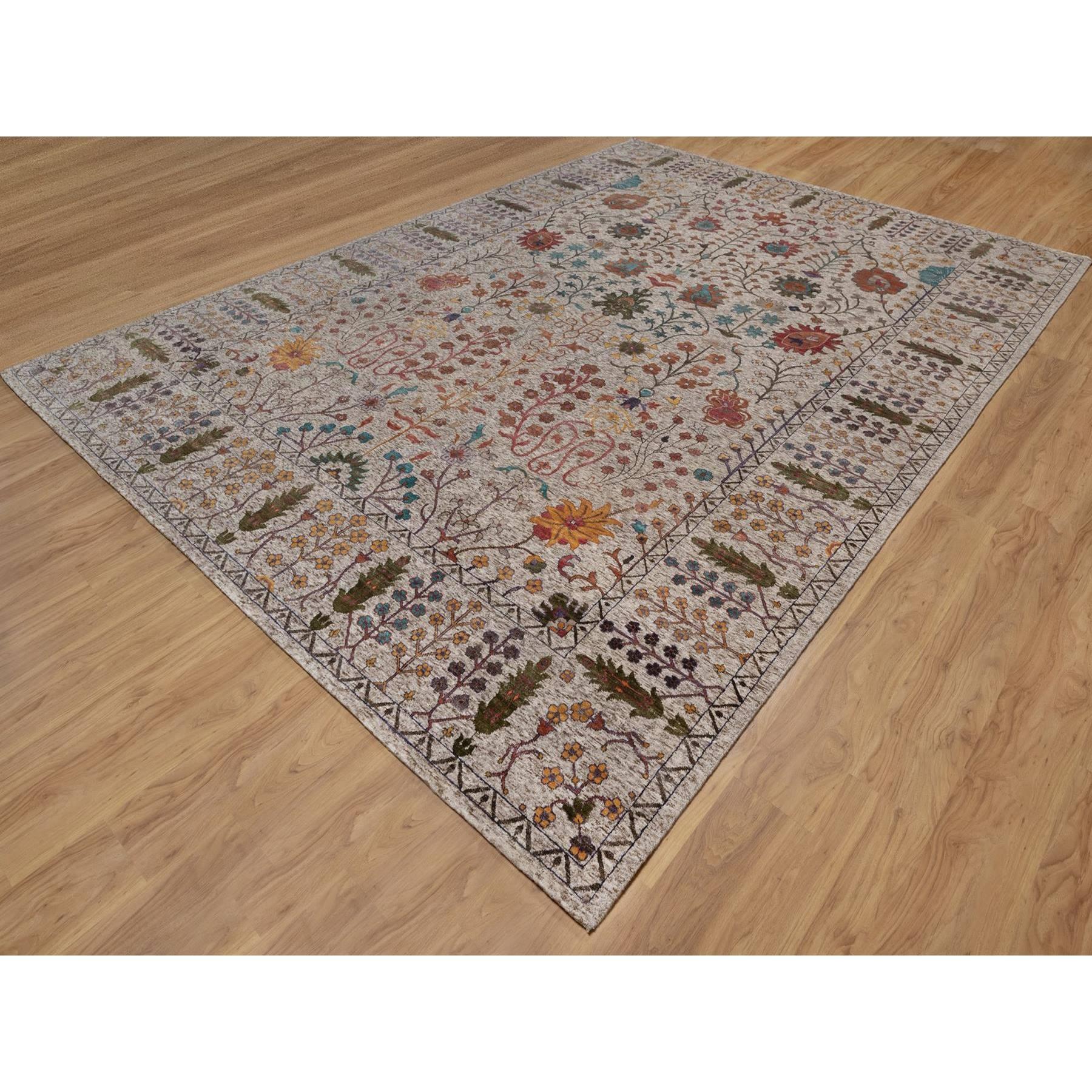 Indien 10'x14' Ivory Directional Vase Design Silk with Textured Wool Hand Knotted Rug en vente