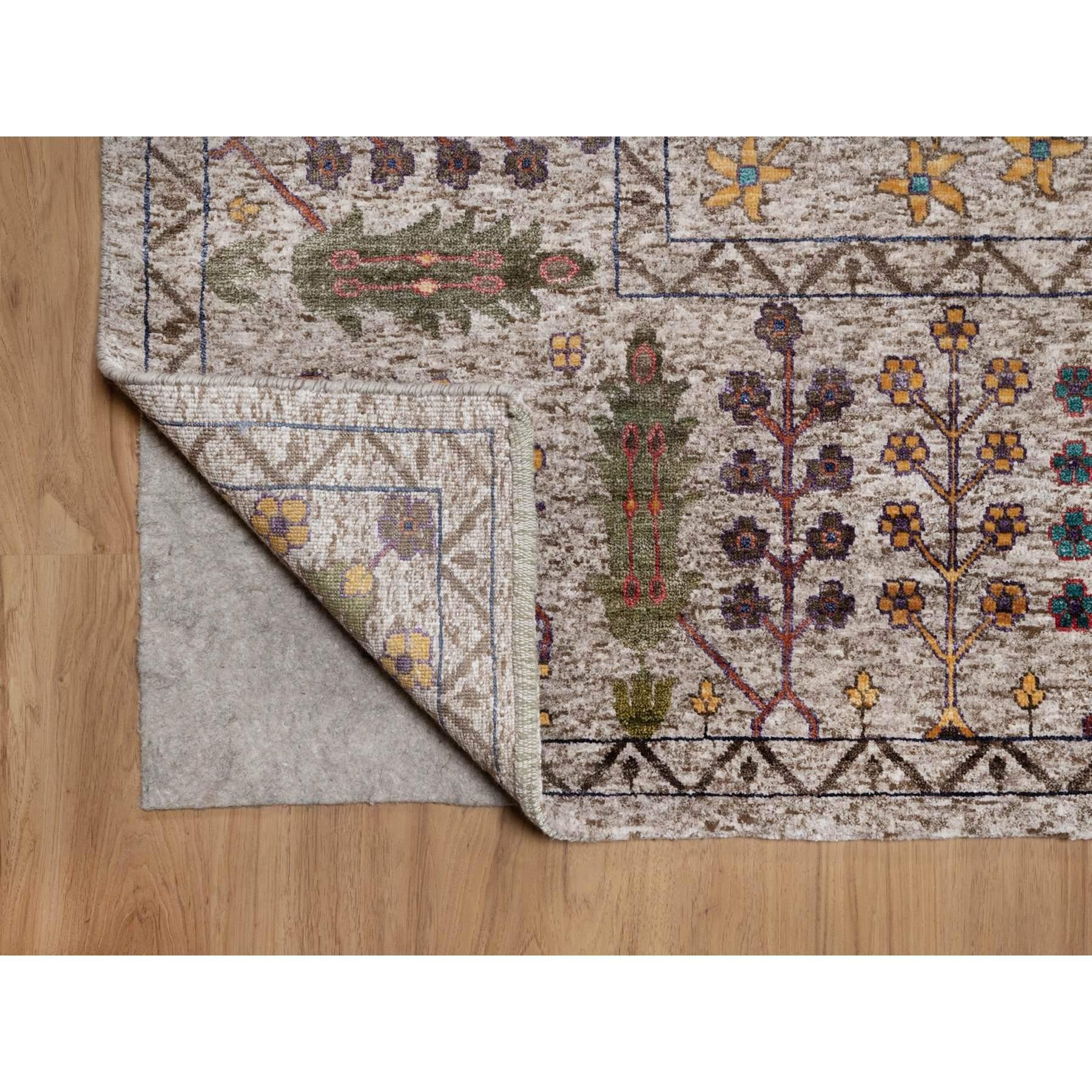 Noué à la main 10'x14' Ivory Directional Vase Design Silk with Textured Wool Hand Knotted Rug en vente