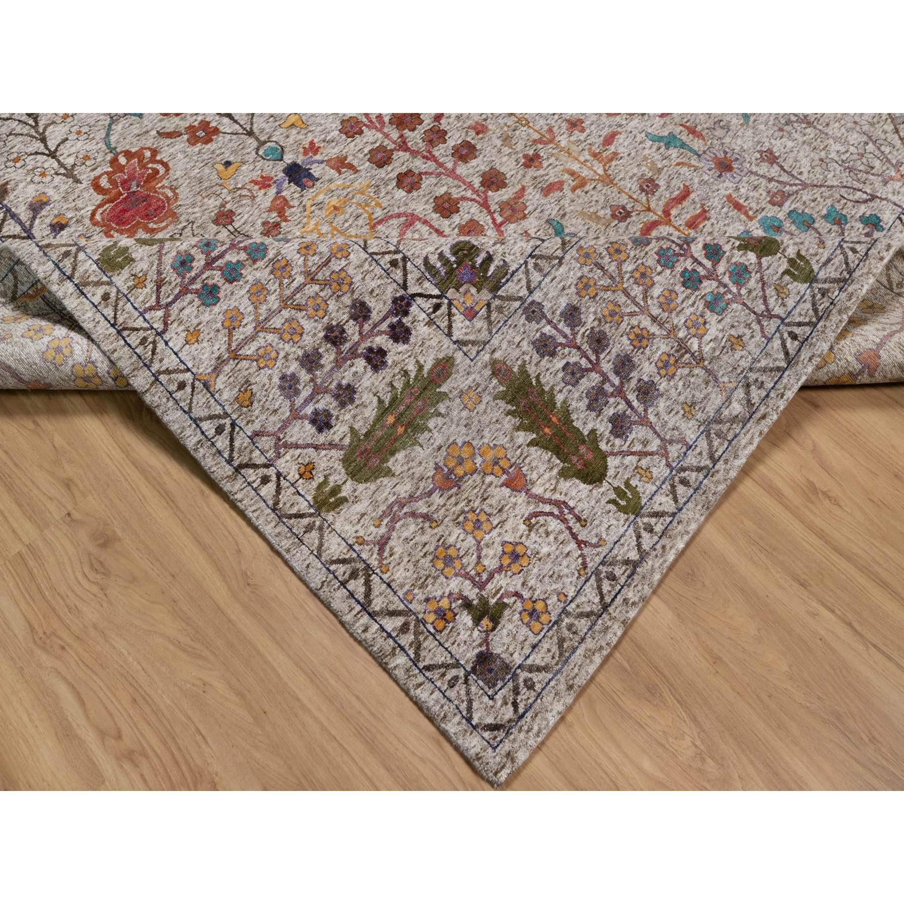 XXIe siècle et contemporain 10'x14' Ivory Directional Vase Design Silk with Textured Wool Hand Knotted Rug en vente