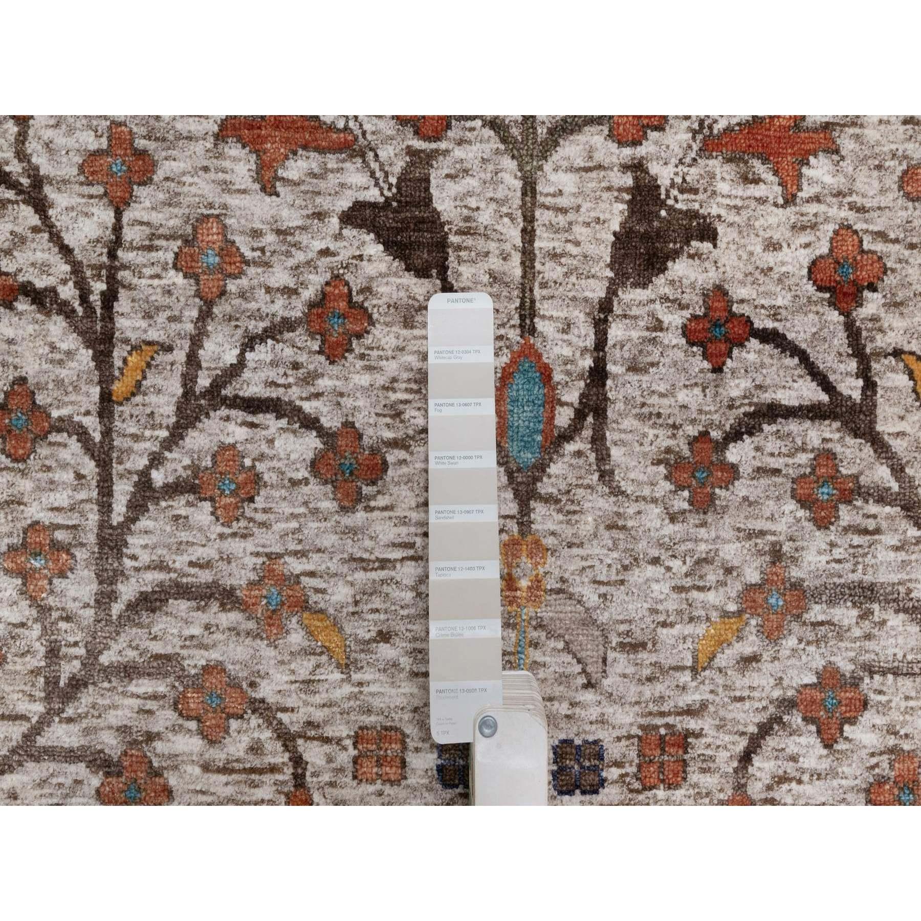 Laine 10'x14' Ivory Directional Vase Design Silk with Textured Wool Hand Knotted Rug en vente