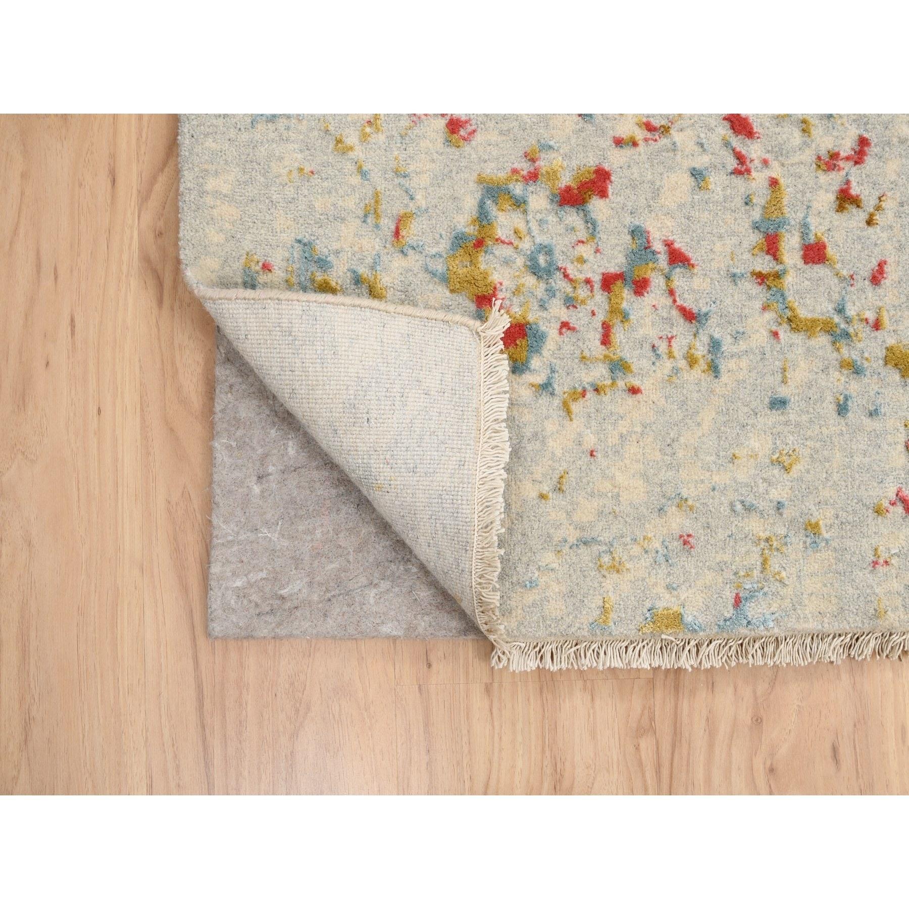 10'x14' Elfenbein Persisch Erased Design Wolle und reine Seide Hand geknüpft Teppich (Indisch) im Angebot