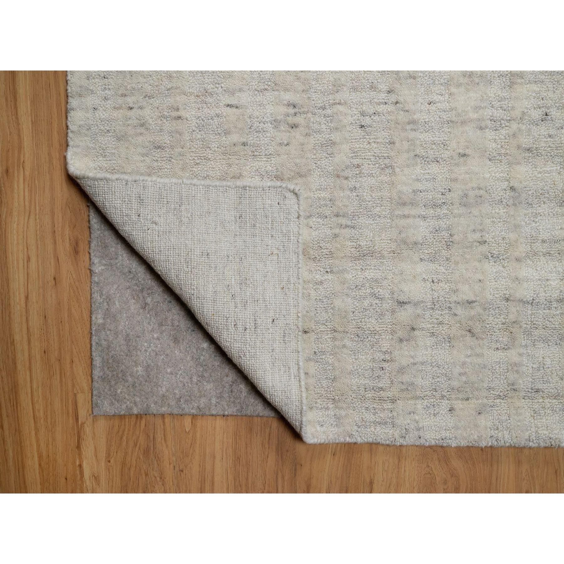 Indien Tapis 10'x14' Ivoire non teinté, laine naturelle, rayures verticales, design, tissé à la main en vente