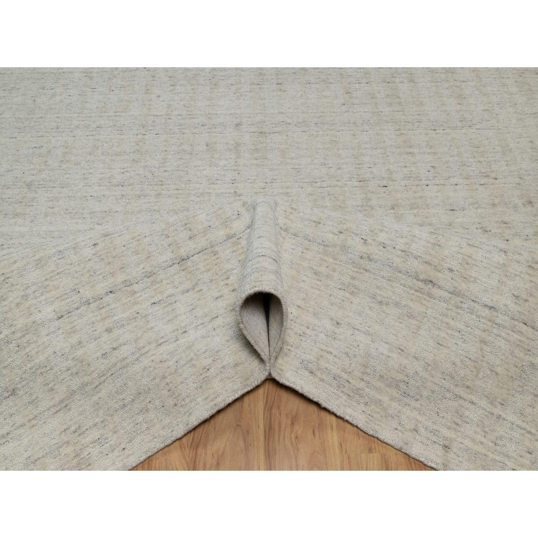 Noué à la main Tapis 10'x14' Ivoire non teinté, laine naturelle, rayures verticales, design, tissé à la main en vente