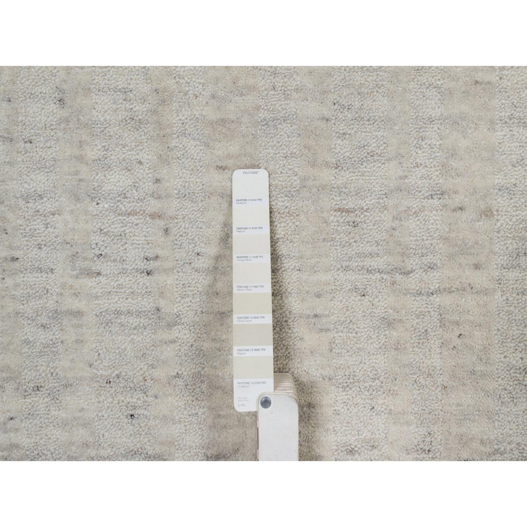 XXIe siècle et contemporain Tapis 10'x14' Ivoire non teinté, laine naturelle, rayures verticales, design, tissé à la main en vente