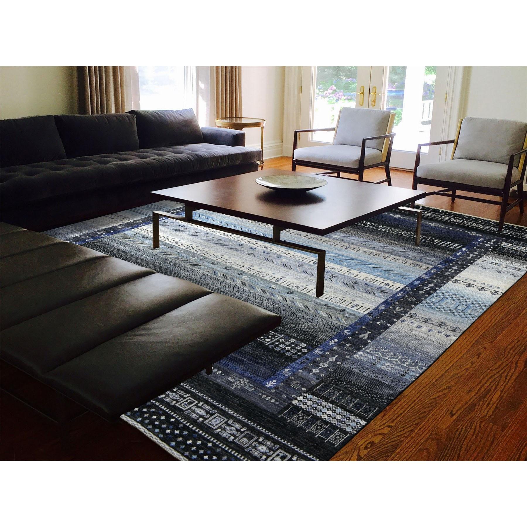 Dies ist eine wirklich echte one-of-a-kind Kashkuli Gabbeh Soft Vibrant Wolle Hand geknüpft Charcoal Schwarz und Blau Orientteppich. Es wurde monatelang von erfahrenen Kunsthandwerkern in jahrhundertealten Webtechniken geknüpft.
Primäre MATERIALIEN:
