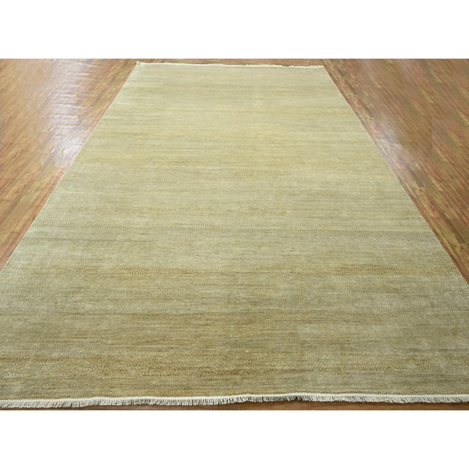 Khakibraun, Modernes Grasdesign, Handgeknüpft, Randlos, Dichtere Webart, Üppig und Plüsch, Ton in Ton, Wolle und Seide, Orientteppich
Primäre MATERIALIEN: Wolle & Seide
Latex: Kein Flor 
Höhe: 0,25 Zoll
Stil: AM Contemporary
Grundfarbe: