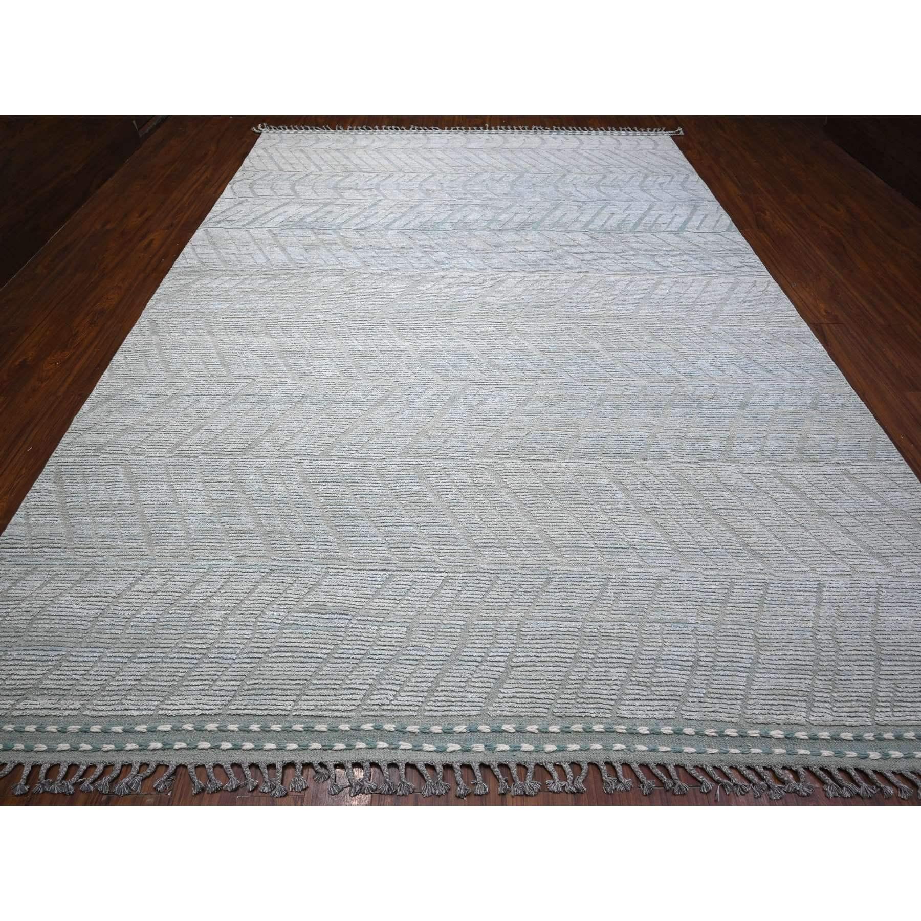 Il s'agit d'un véritable tapis d'Orient en laine pure, tissé à la main, avec un design Zig/One. Il a été noué pendant des mois et des mois selon des techniques de tissage séculaires par des artisans experts. 
Matières premières : Laine
Latex : Pas