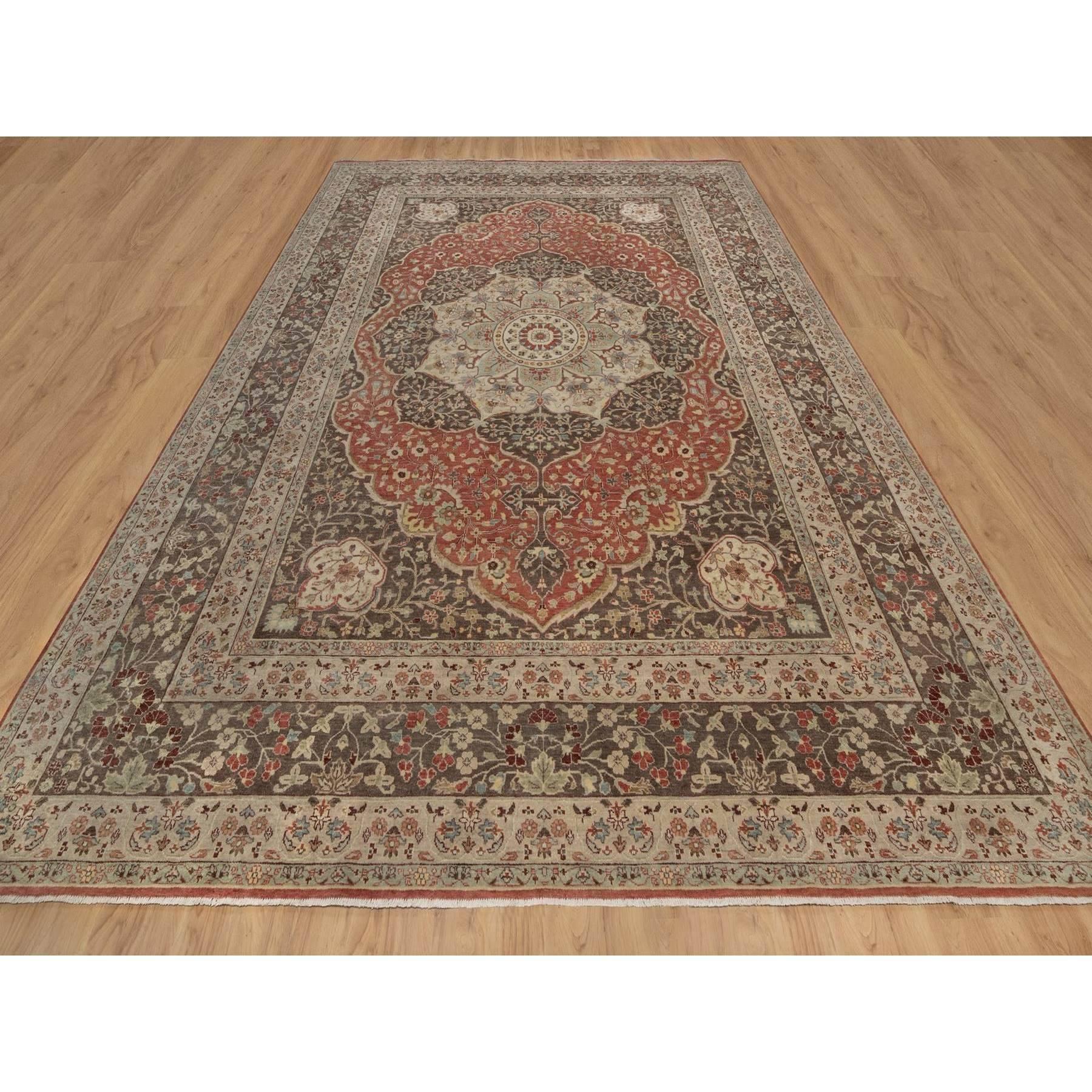 Ziegelrot, Antik-Tabriz mit Haji Jalili Design, Handgeknüpft, 100% Wolle, Pflanzenfarben, Weicher Flor, Dichtere Webart, Orientteppich
Primäre MATERIALIEN: Wolle
Latex: Kein Flor 
Höhe: 0,25 Zoll
Stil: Traditionell
Grundfarbe: Rot
Sekundärfarben: