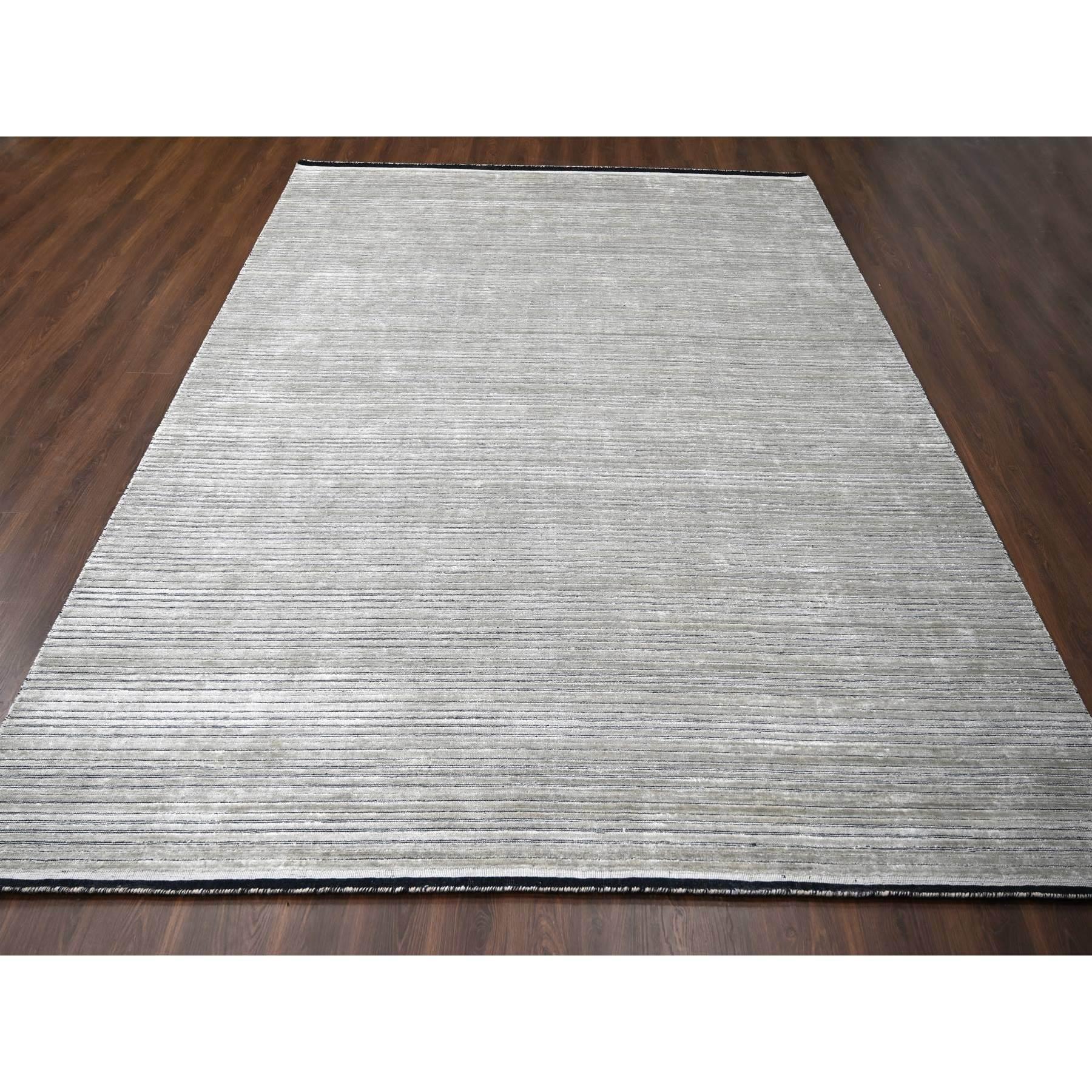 Taupe und Schwarz, Modernes strukturiertes und buntes Liniendesign, Wolle und Seide auf Pflanzenbasis, Handgeknüpft, Orientteppich
Primäre MATERIALIEN: Wolle & Seide
Latex: Kein Flor 
Höhe: 0,25 Zoll
Stil: Lässig
Grundfarbe: Braun
Sekundäre Farben: