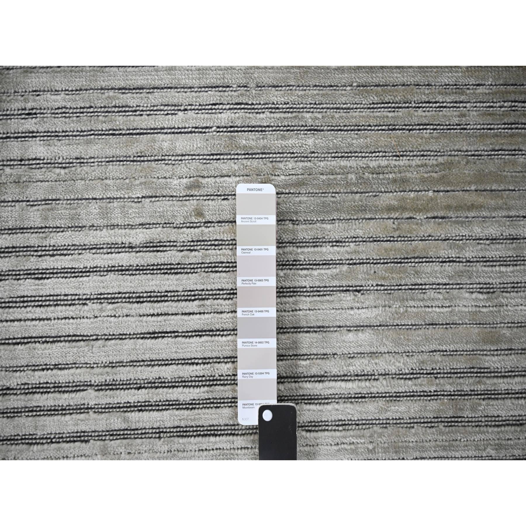 10'x14' Taupe und Schwarz Modernes Design Wolle & Seide Handgewebter Orientteppich im Angebot 1