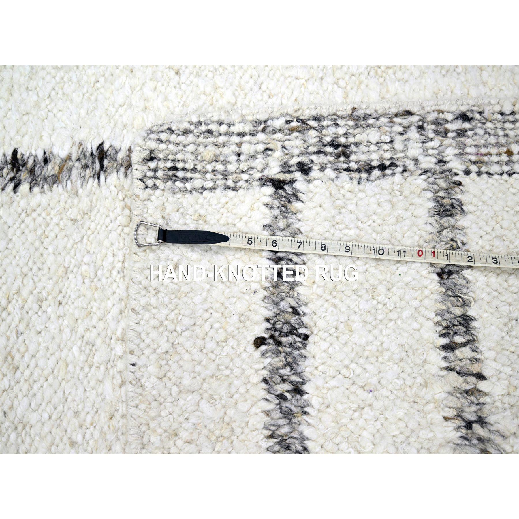 10'x14' Weißer moderner handgeknüpfter Teppich aus aller Wolle mit marokkanischem Geflecht und Liniendesign im Angebot 4