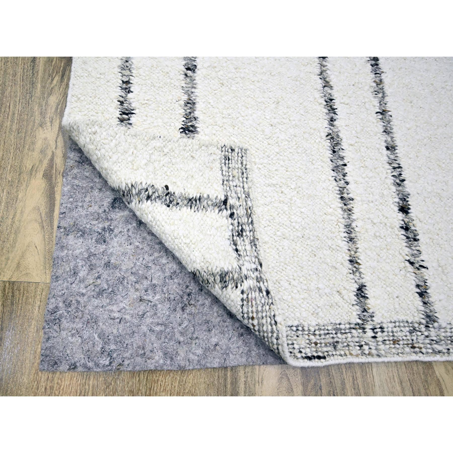 10'x14' Weißer moderner handgeknüpfter Teppich aus aller Wolle mit marokkanischem Geflecht und Liniendesign (Indisch) im Angebot