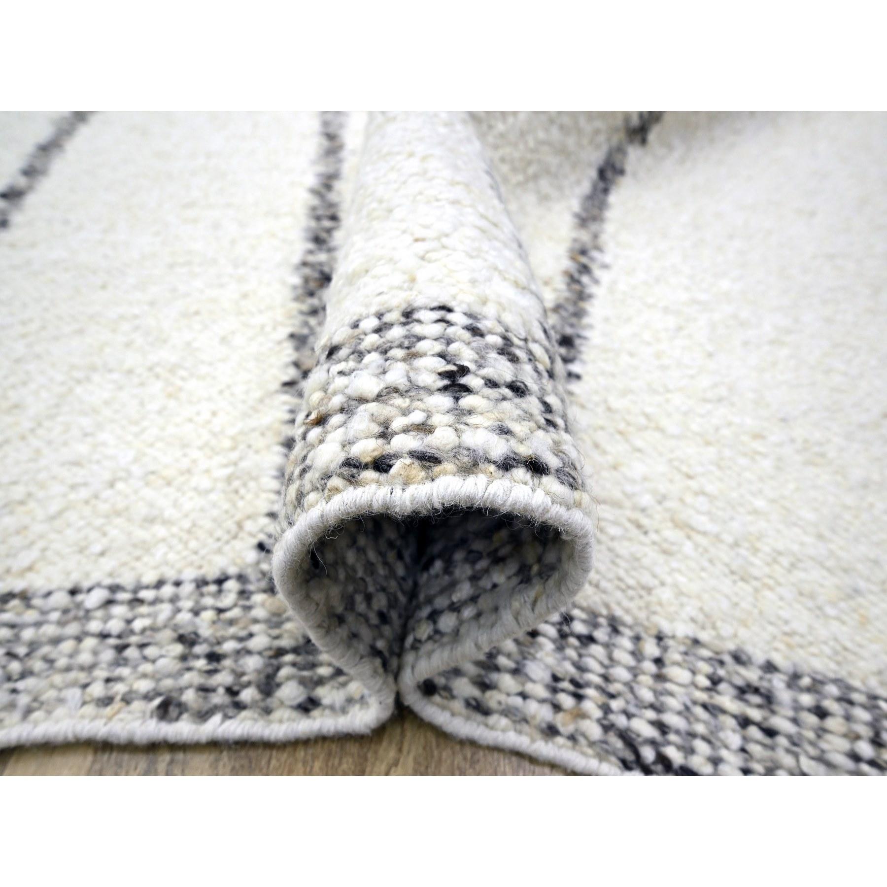 10'x14' Weißer moderner handgeknüpfter Teppich aus aller Wolle mit marokkanischem Geflecht und Liniendesign (Handgeknüpft) im Angebot