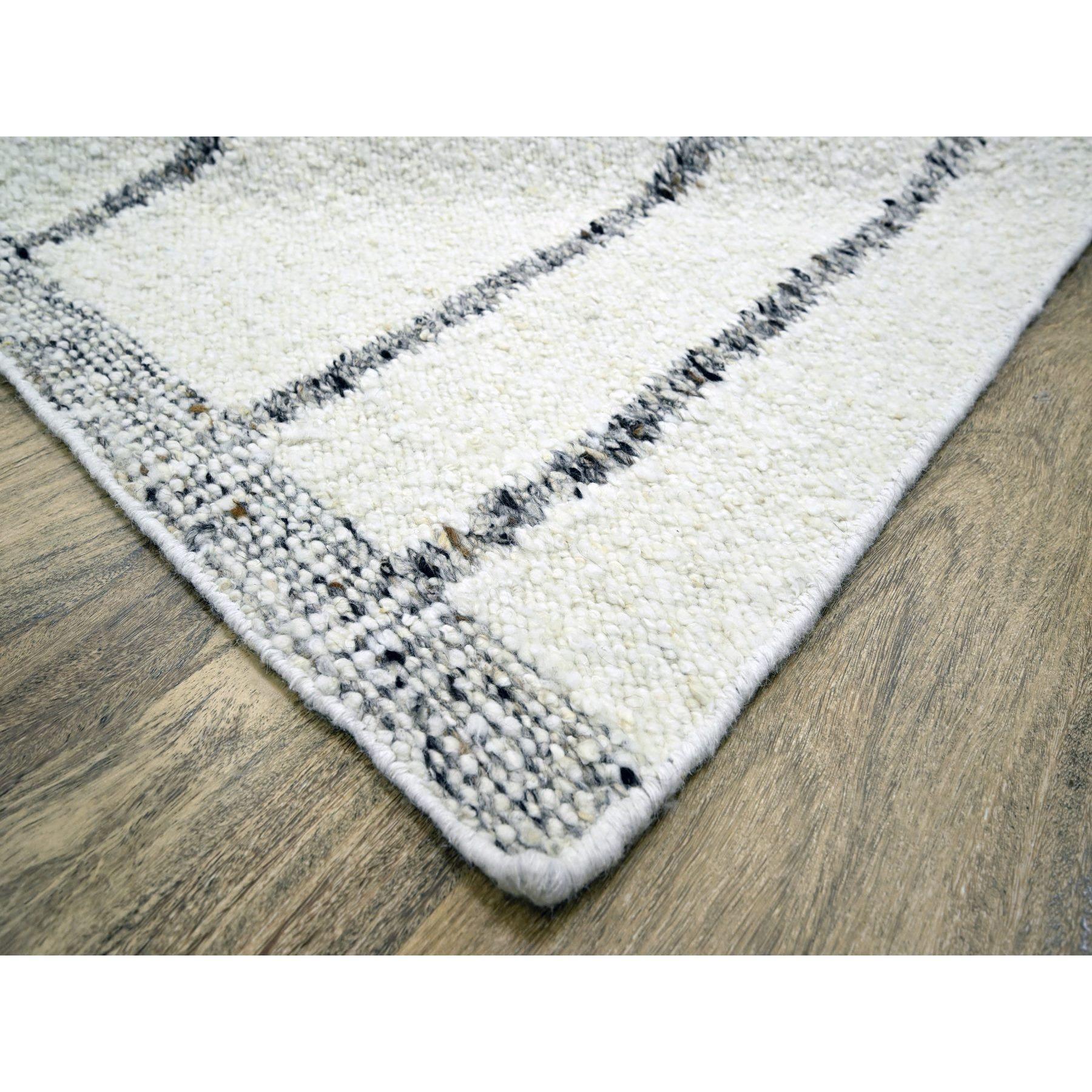 10'x14' Weißer moderner handgeknüpfter Teppich aus aller Wolle mit marokkanischem Geflecht und Liniendesign im Zustand „Neu“ im Angebot in Carlstadt, NJ