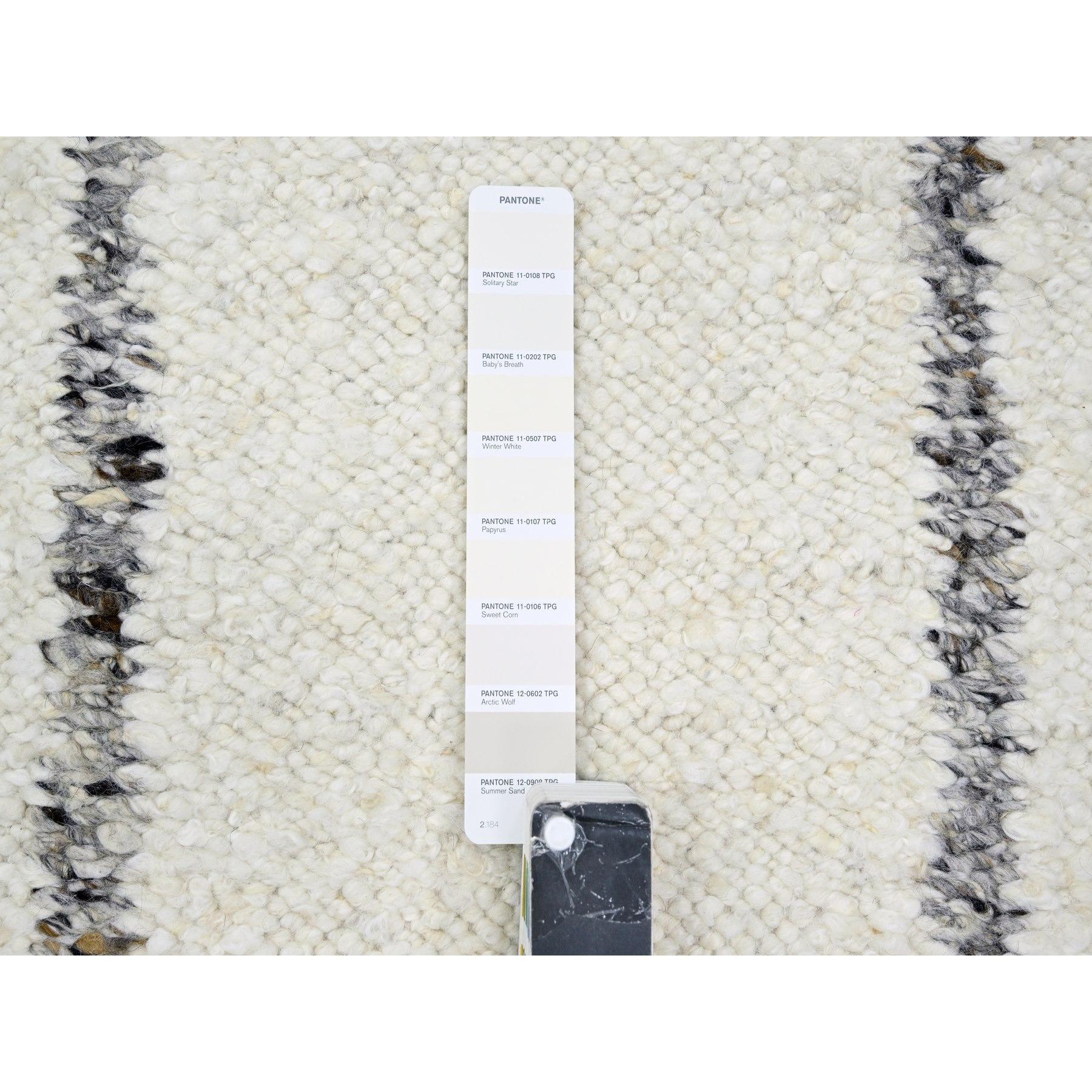 10'x14' Weißer moderner handgeknüpfter Teppich aus aller Wolle mit marokkanischem Geflecht und Liniendesign (21. Jahrhundert und zeitgenössisch) im Angebot