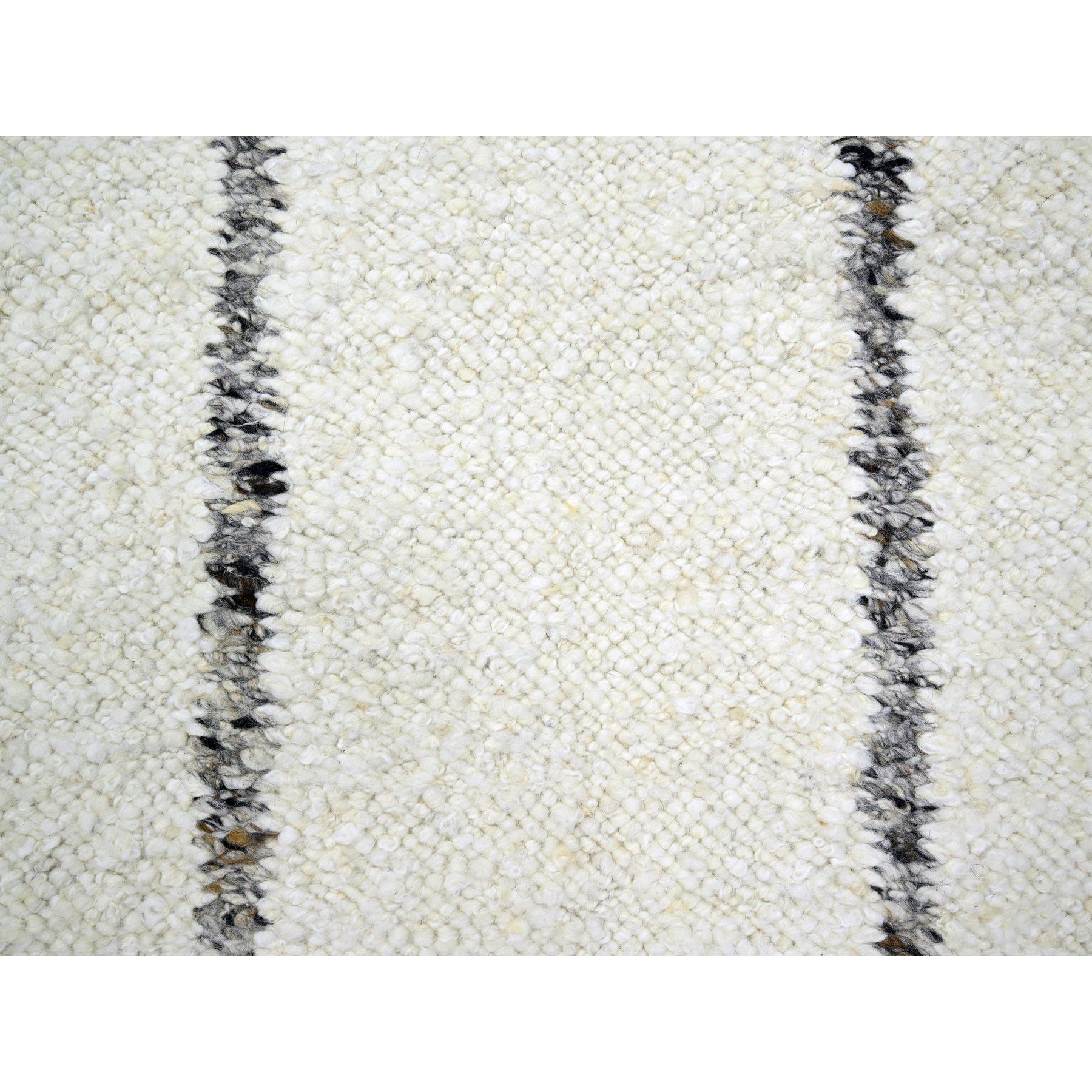 10'x14' Weißer moderner handgeknüpfter Teppich aus aller Wolle mit marokkanischem Geflecht und Liniendesign im Angebot 1