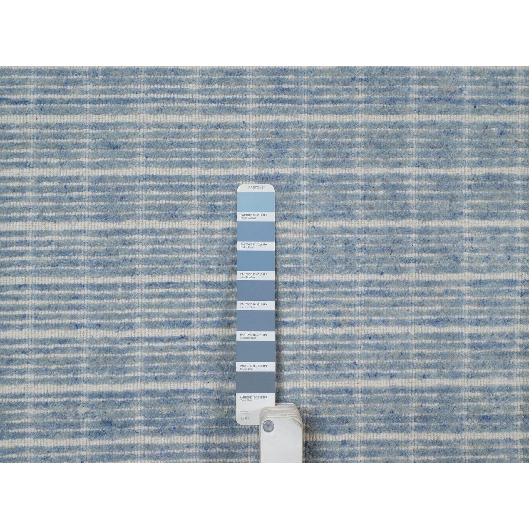 XXI secolo e contemporaneo 10'x14' Yonder Blue Modern Plain Decor Box Design Loomed Knotted Pure Wool Rugs (Tappeto in pura lana annodata) in vendita