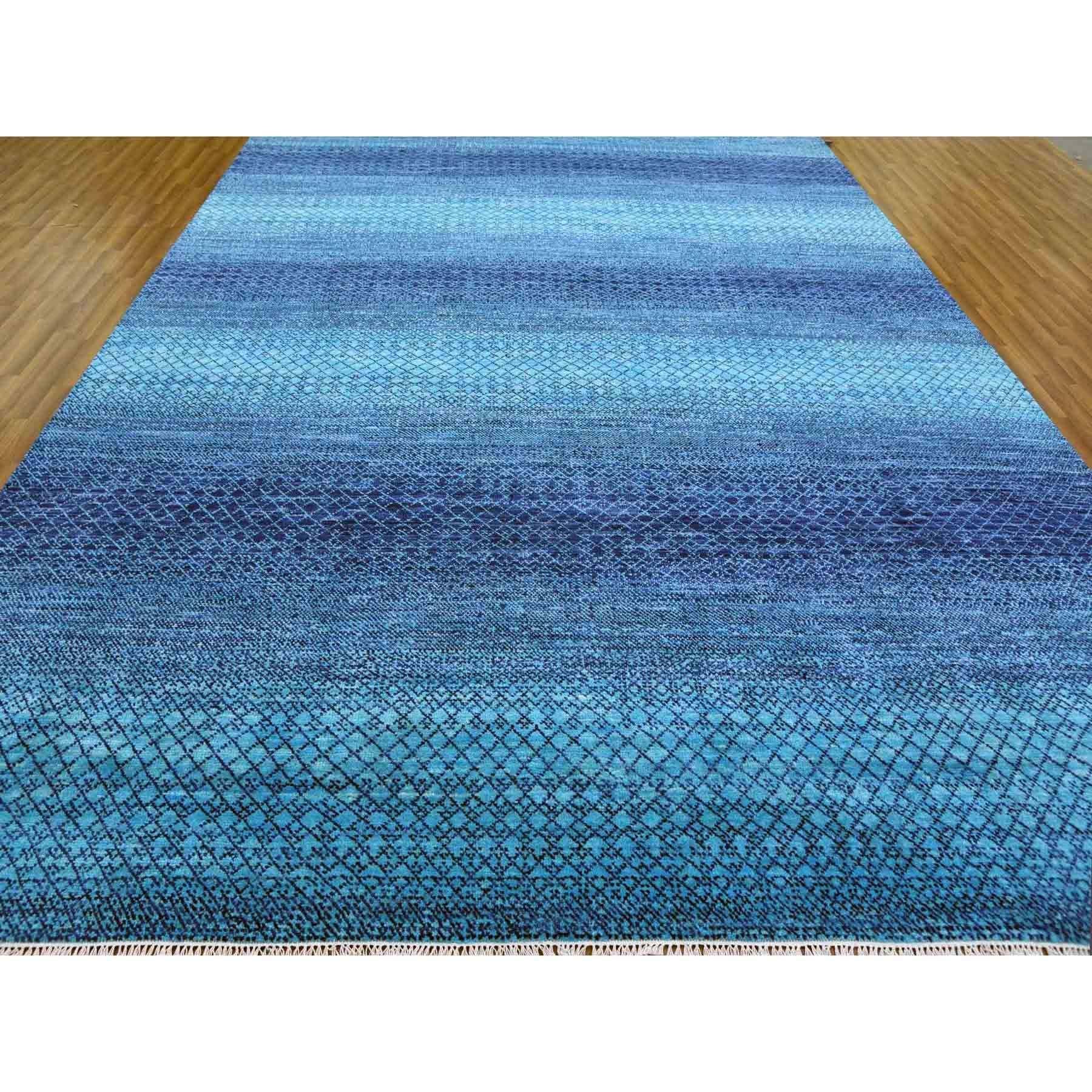 Si tratta di un autentico esemplare unico di Denim Blue, della moderna collezione Chiaroscuro, annodato a mano, spesso e soffice, in pura lana. È stato annodato per mesi e mesi con tecniche di tessitura secolari da esperti artigiani.
Materiali