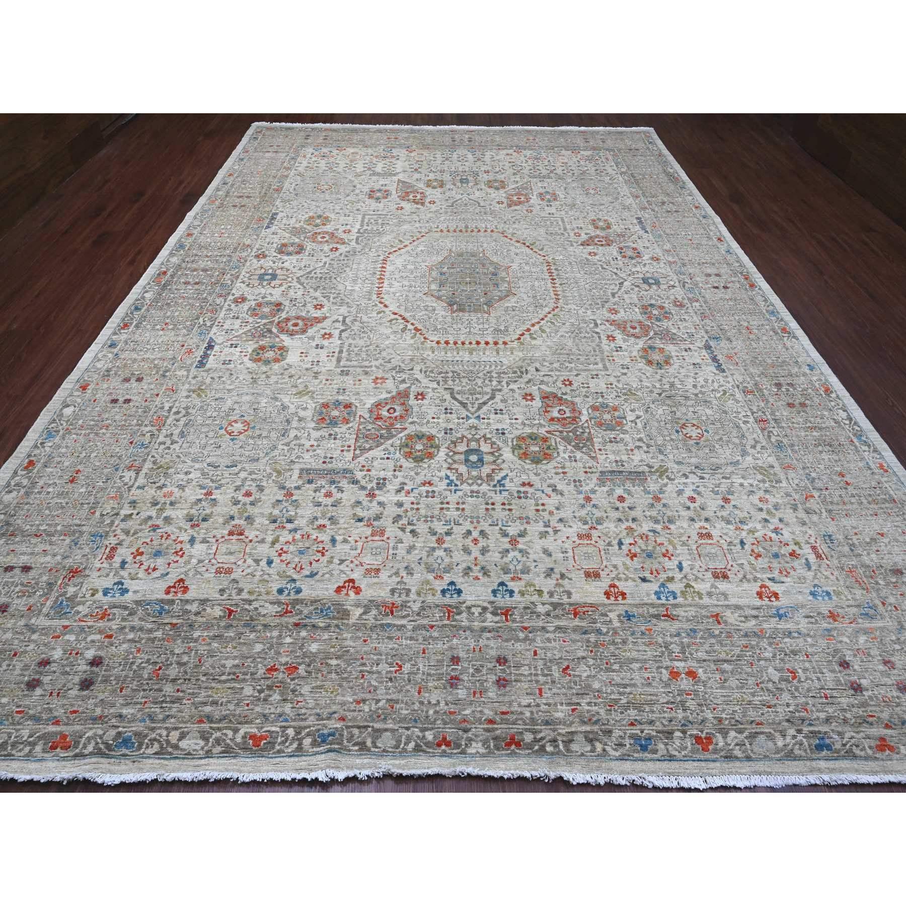 Gris nuage, motif de la dynastie Mamluke du 14e siècle avec grand motif de médaillon, laine de haute montagne, noué à la main, teintures naturelles, tapis d'Orient
Matières premières : Laine
Latex : Pas de poils 
hauteur : 0,25 pouces
Style :