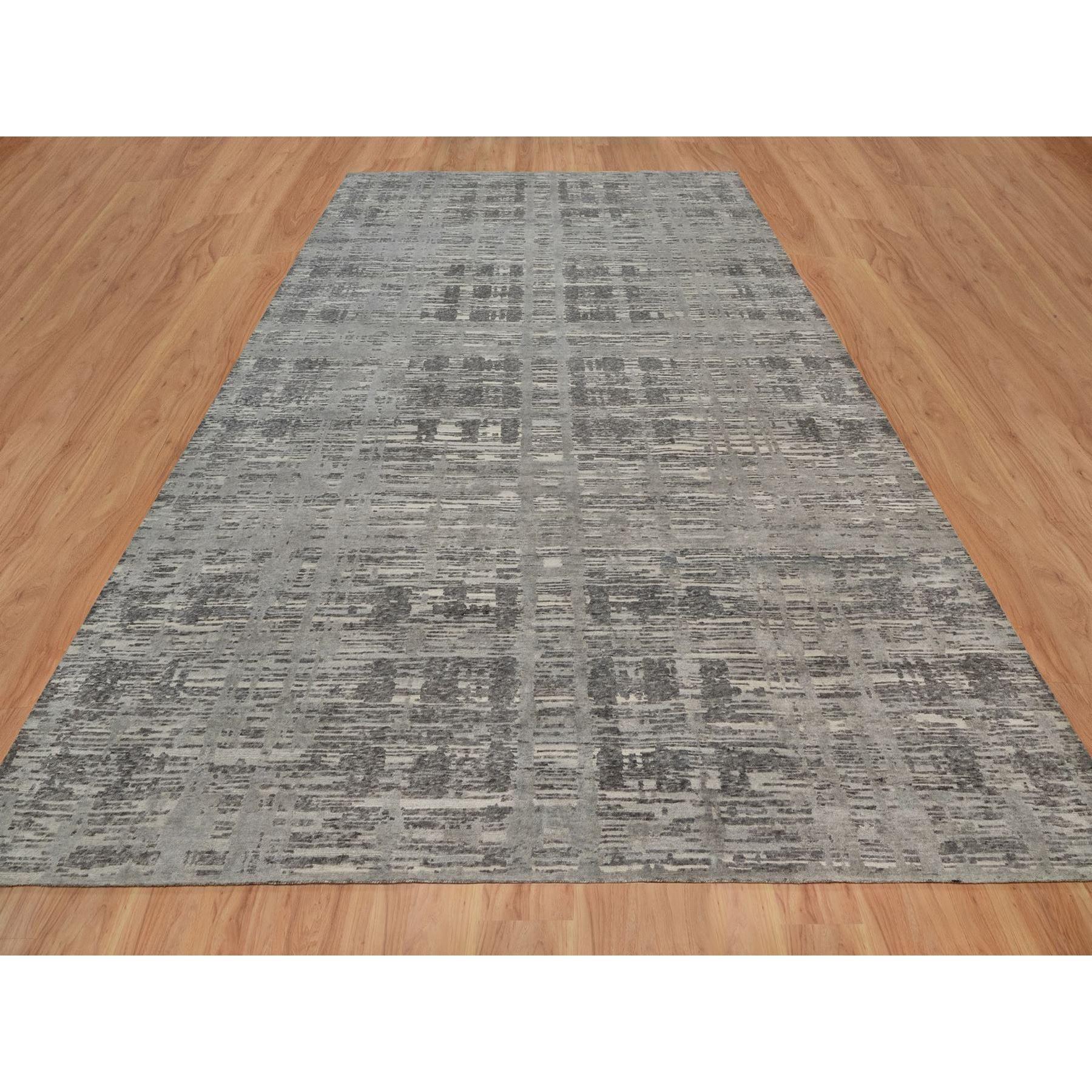 Nickel-Grau, Modernes Kreuz-gelöschtes Design, Handgeknüpft, Handgesponnene ungefärbte natürliche Wolle, Orientteppich
Primäre MATERIALIEN: Wolle
Latex: Kein Flor 
Höhe: 0,25 Zoll
Stil: AM Contemporary
Grundfarbe: Grau
Sekundärfarben: Elfenbein,