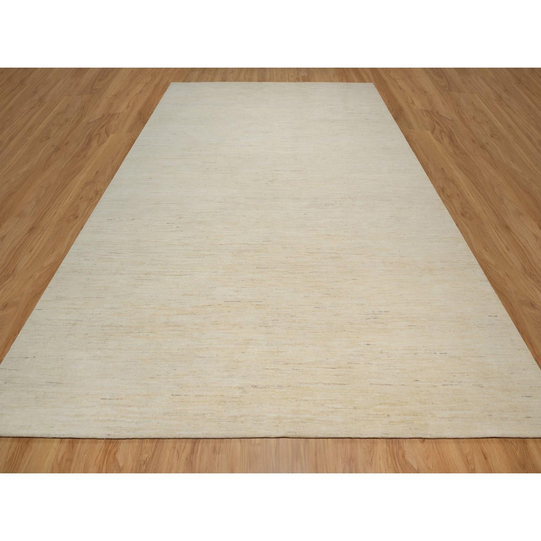 Blanco alabastro, Lana natural sin teñir, Moderna, Diseño liso, Lori Buft Gabbeh, Gruesa y afelpada, Anudada a mano, Alfombra oriental
Materiales primarios: Lana
Látex: Sin pelo 
altura: 0,25 Pulgadas
Estilo: Contemporáneo
Color principal: