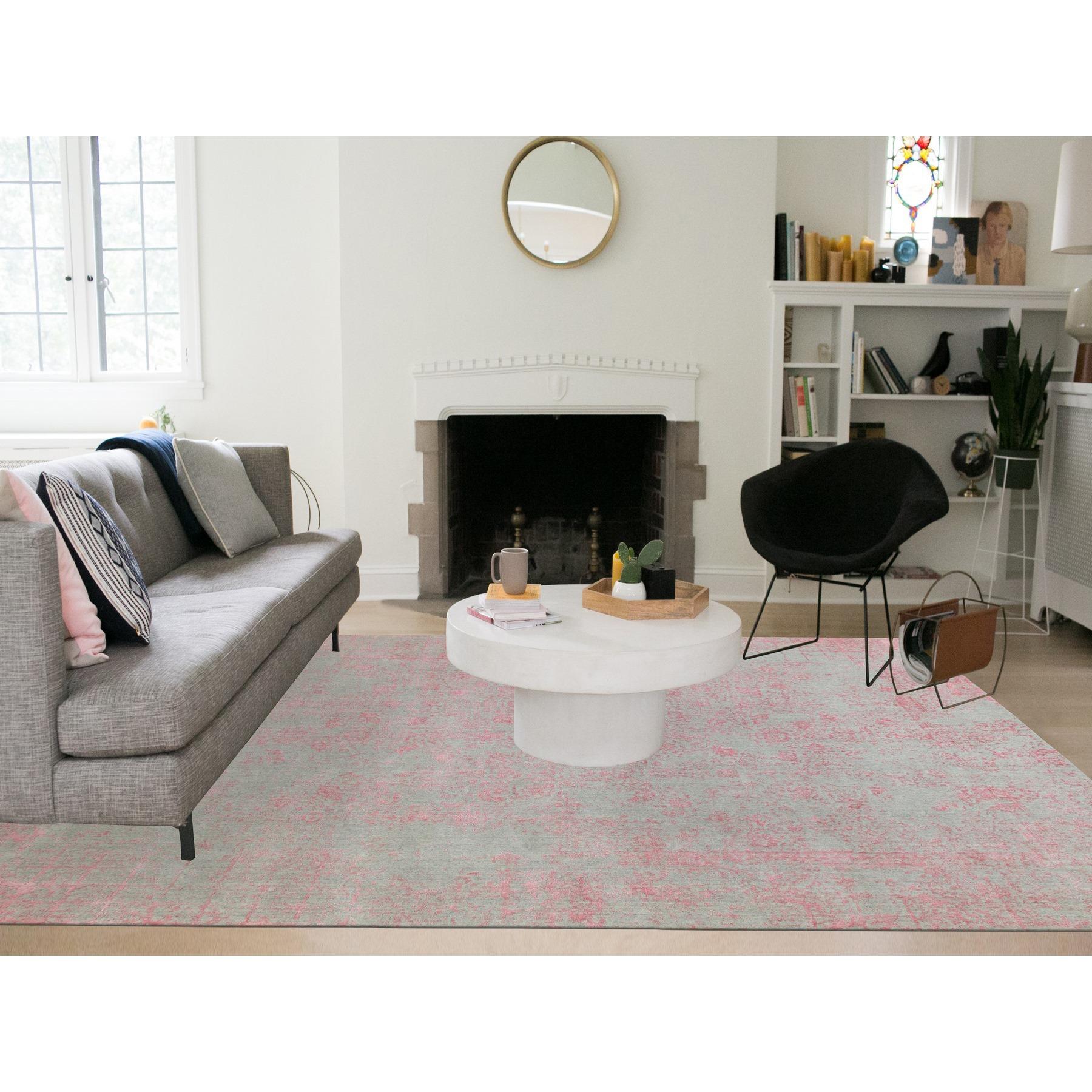 Il s'agit d'un véritable tapis d'Orient Jacquard en laine rose et soie d'art, au design transitionnel, tissé à la main. Il a été tissé pendant des mois et des mois selon les techniques séculaires de l'artisanat persan par des artisans