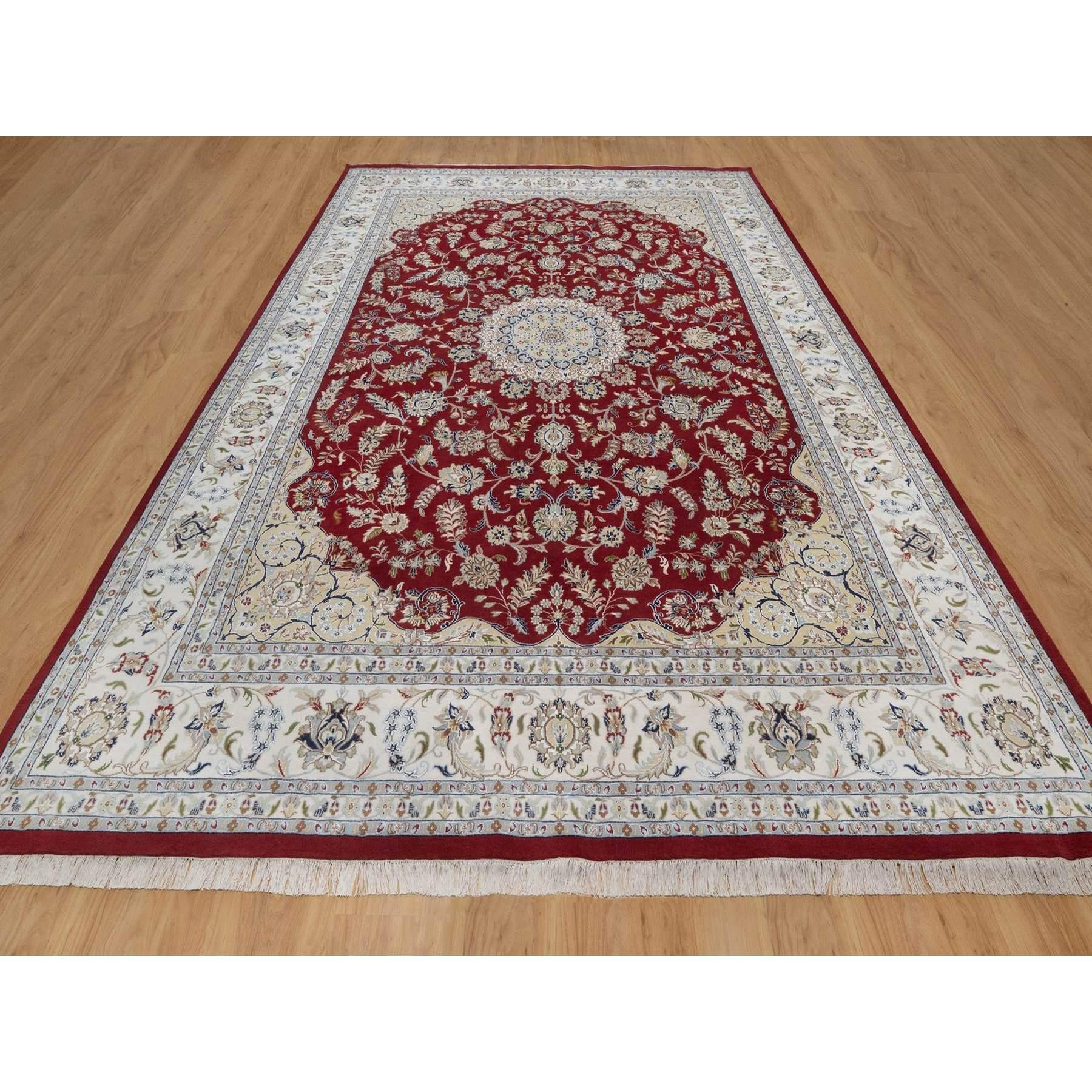 Dahlia Red, Nain with Flower Medallion Design, Hand Knotted, 250 KPSI, Wool and Silk, Soft Pile, Oriental Rug
Matériaux primaires : Laine et soie
Latex : Pas de poils 
hauteur : 0,25 pouces
Style : Traditionnel
Couleur primaire : rouge
Couleurs