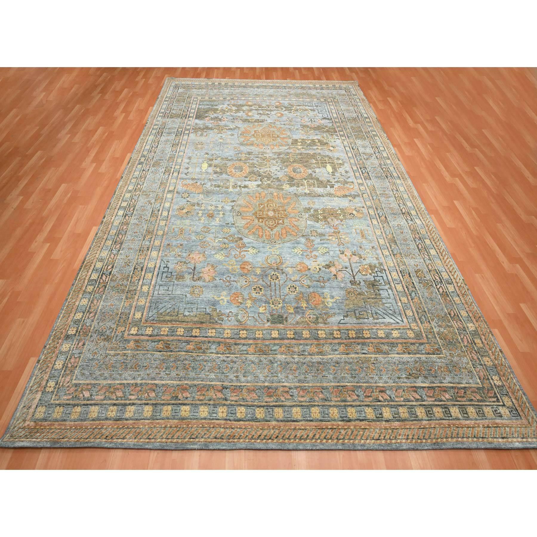 Steinblau, Khotan-Einfluss mit ausgeprägtem Abrasch, niedrig rasiert, florfrei, handgeknüpft, Wolle und Seide, Orientteppich
Primäre MATERIALIEN: Wolle & Seide
Latex: Kein Flor 
Höhe: 0,25 Zoll
Stil: Traditionell
Grundfarbe: Blau
Sekundäre Farben: