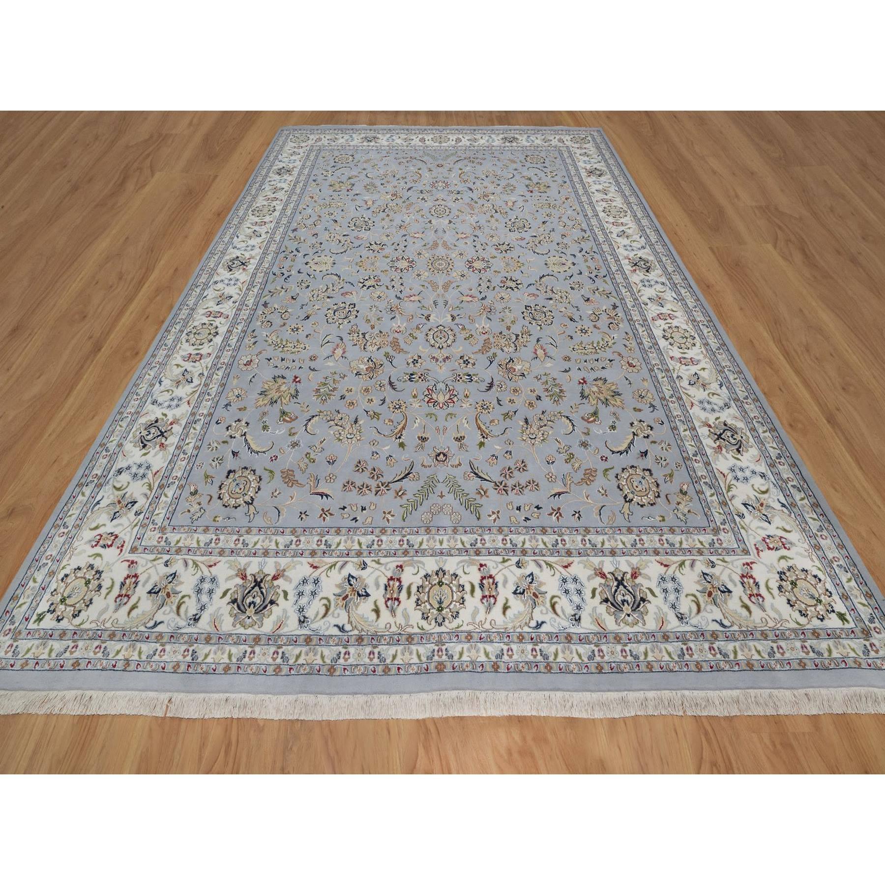 Bleu clair, noué à la main, Nain avec motif de fleurs, laine et soie, 250 KPSI, poil doux, tapis oriental
Matériaux primaires : Laine et soie
Latex : Pas de poils 
hauteur : 0,25 pouces
Style : Traditionnel
Couleur primaire : bleu
Couleurs